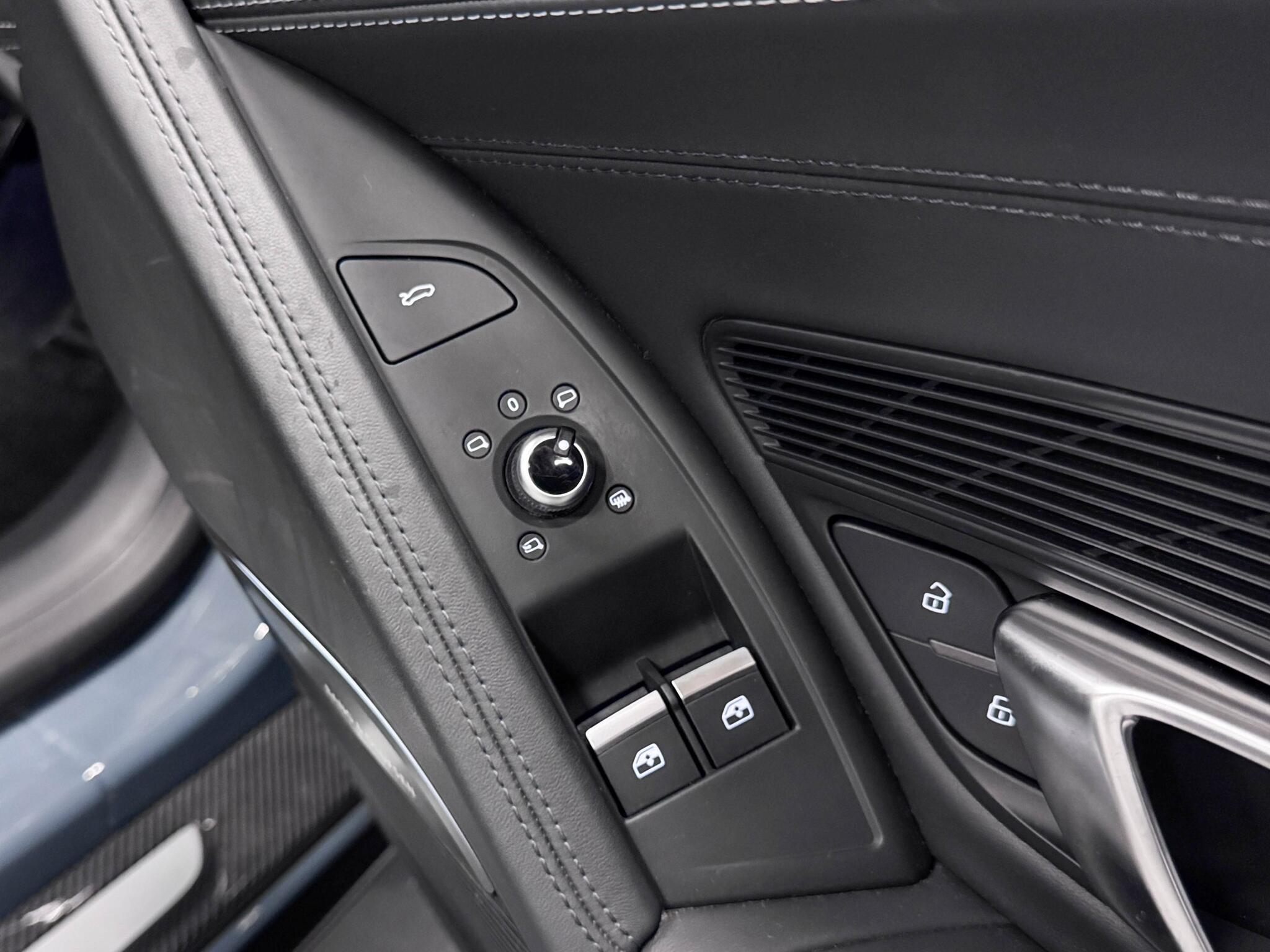 Audi R8 view 13