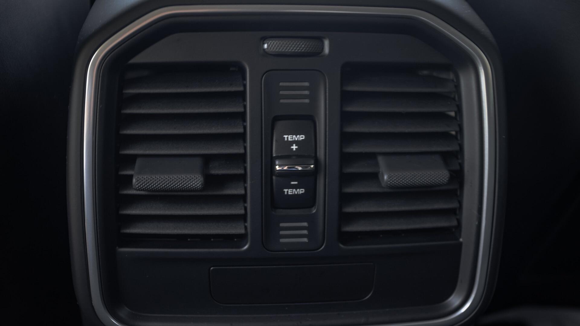 Porsche Macan view 31