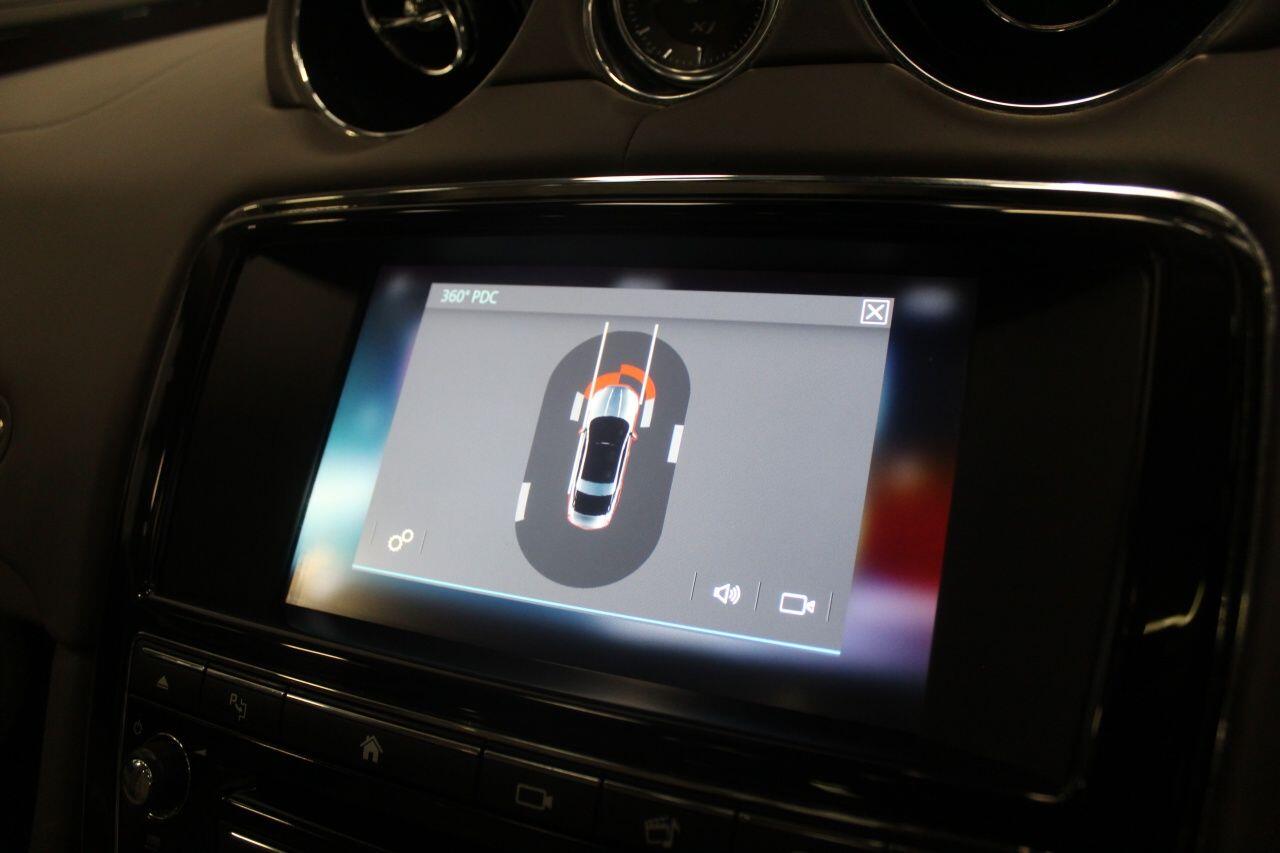 Jaguar XJ view 38