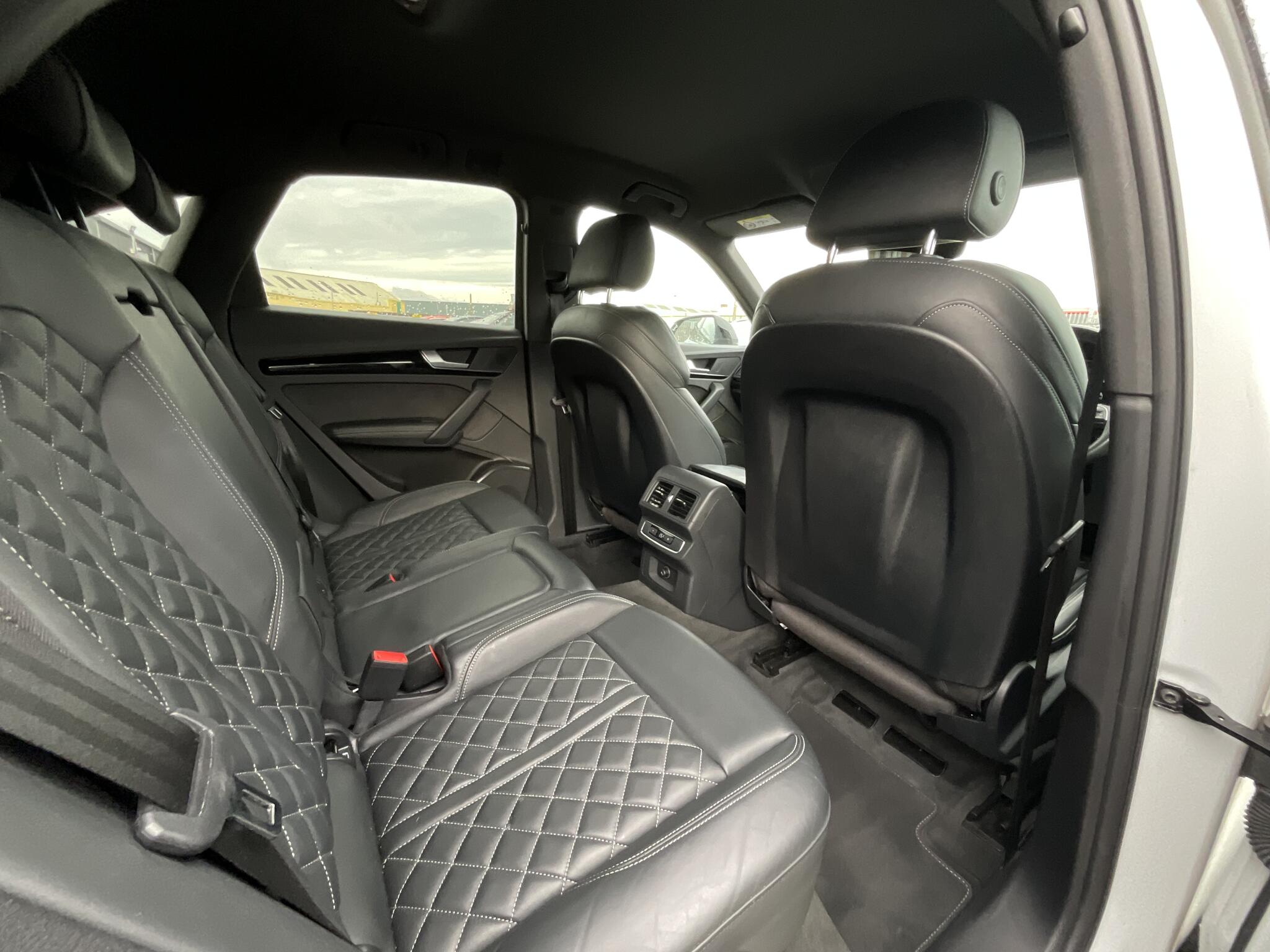 Audi Q5 view 10
