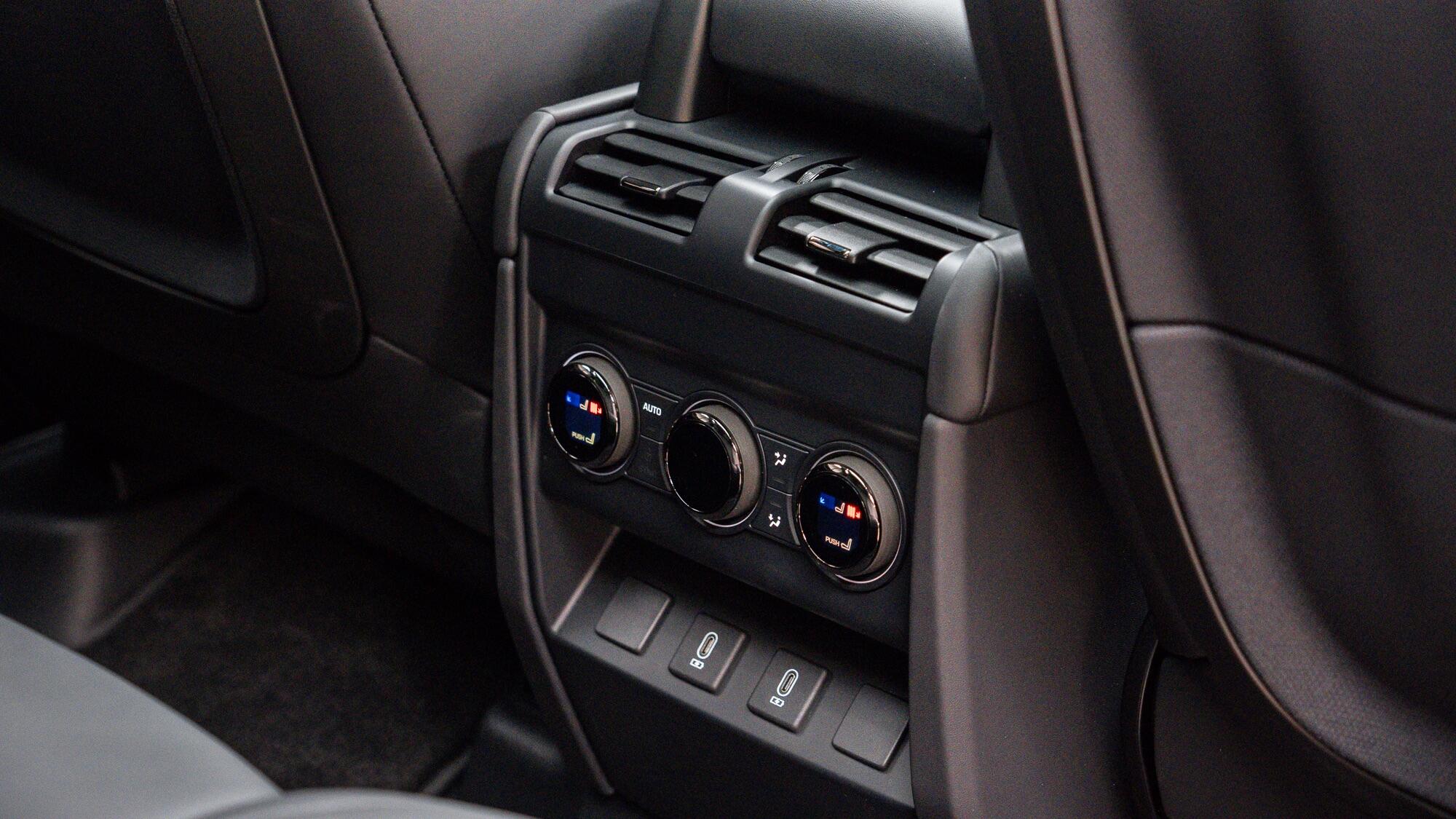 Land Rover Defender 110 view 24