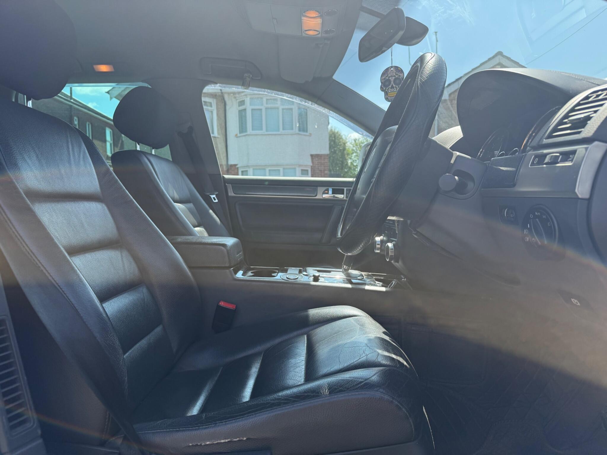 Volkswagen Touareg view 9