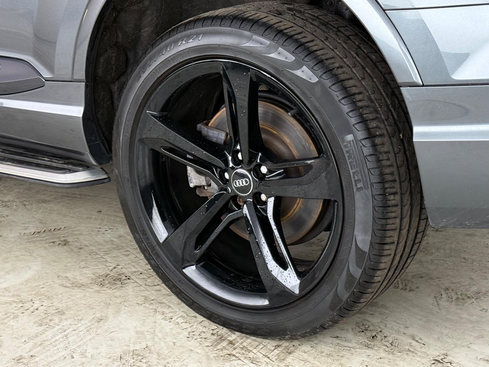 Audi Q7 view 9