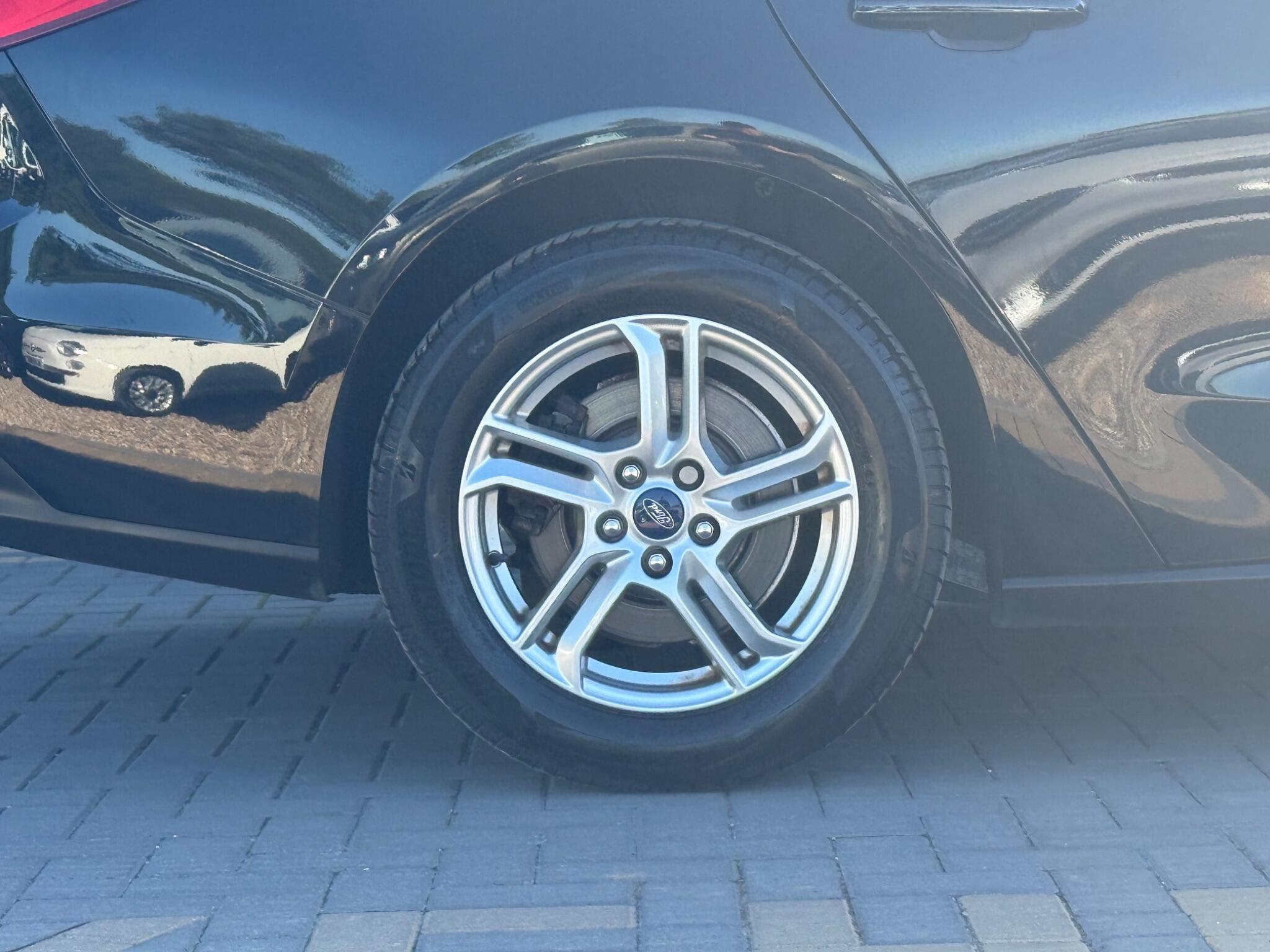 Ford Focus view 9