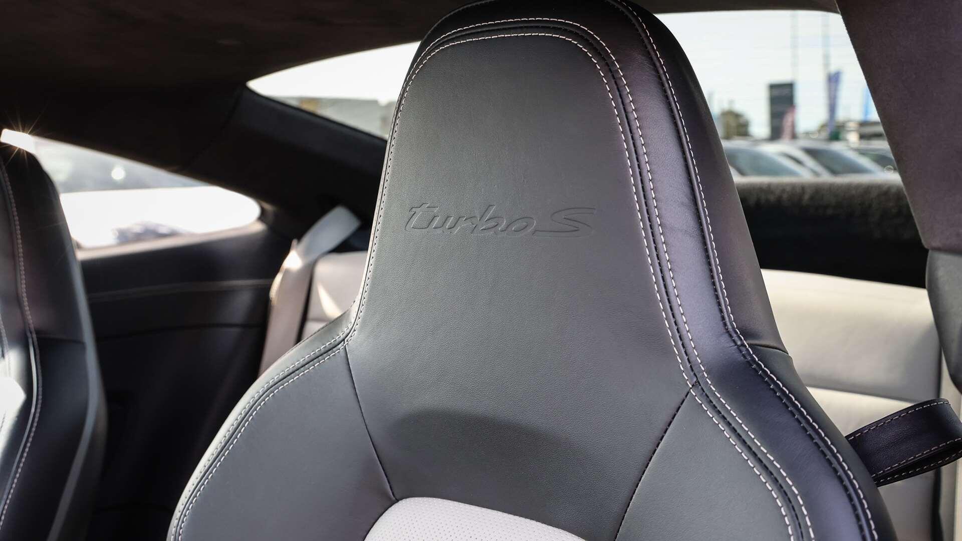 Porsche 911 view 17