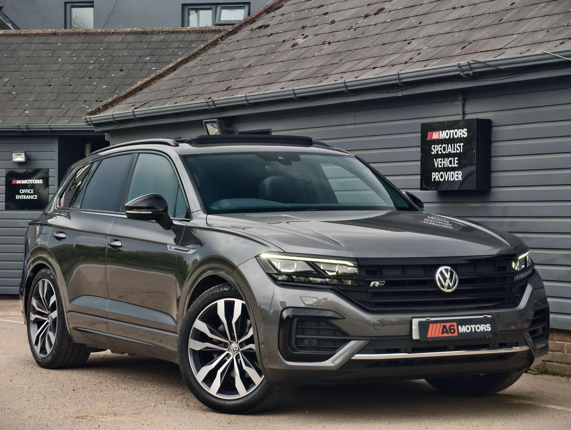 Volkswagen Touareg view 4