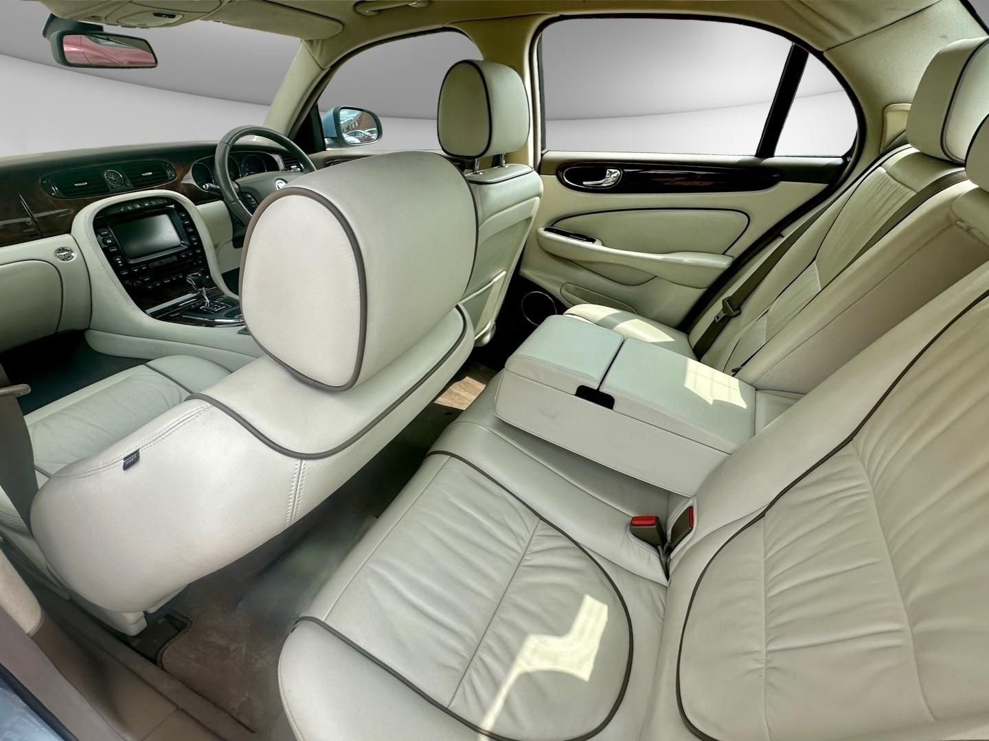 Jaguar XJ view 11