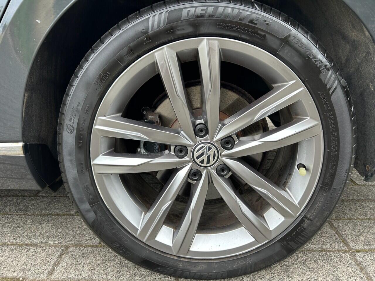 Volkswagen Passat view 4