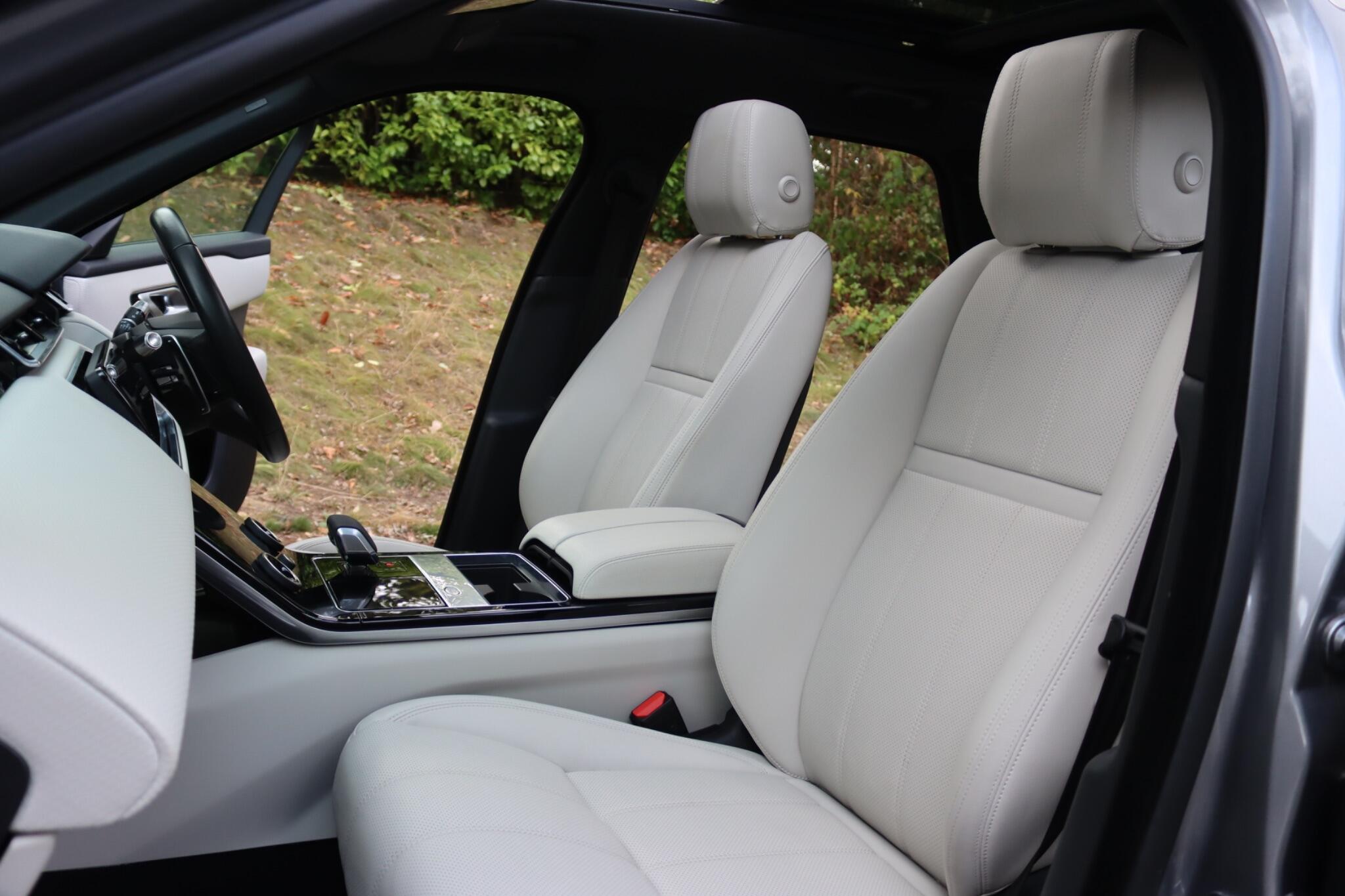 Land Rover Range Rover Velar view 3