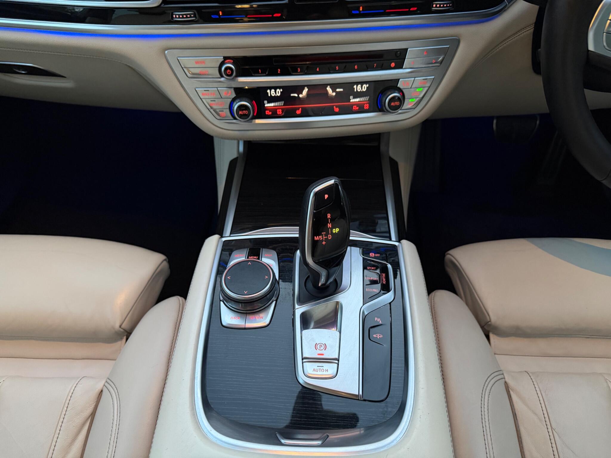 BMW 7 Series view 17