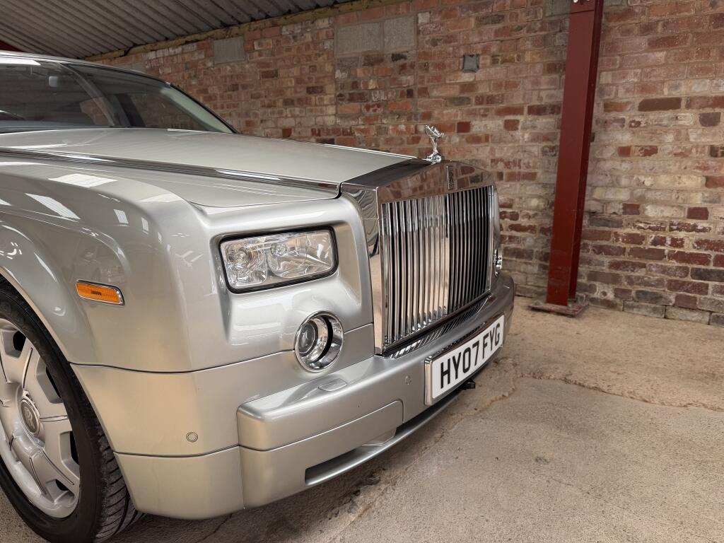 Rolls-Royce Phantom view 45