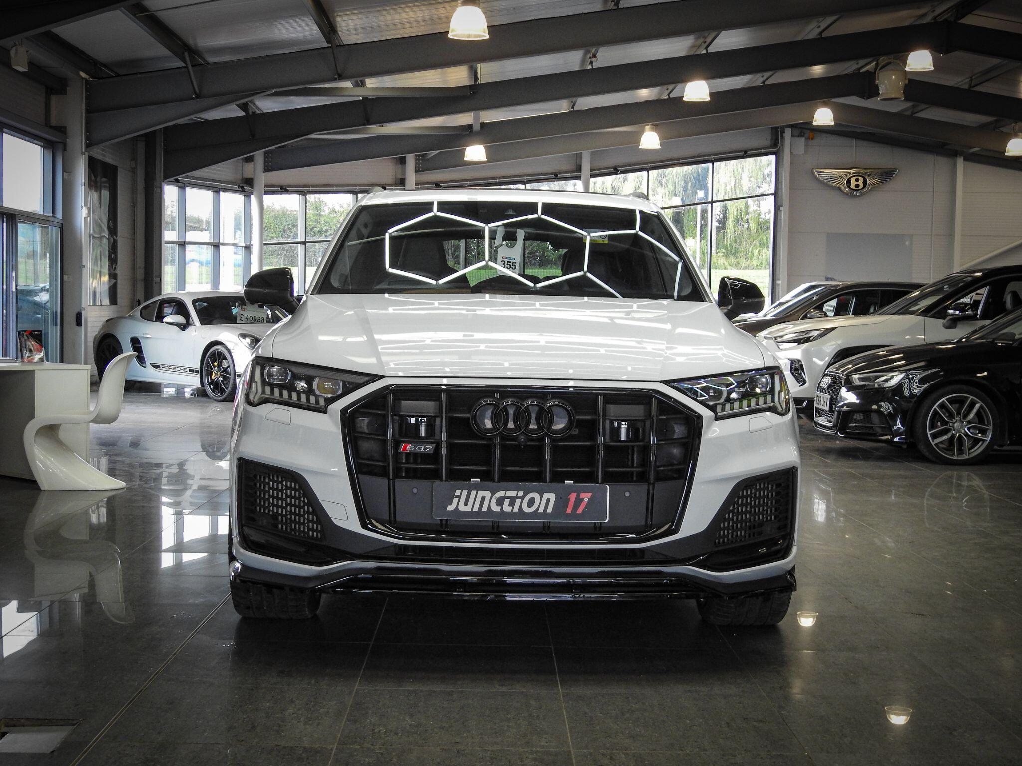 Audi SQ7 view 6