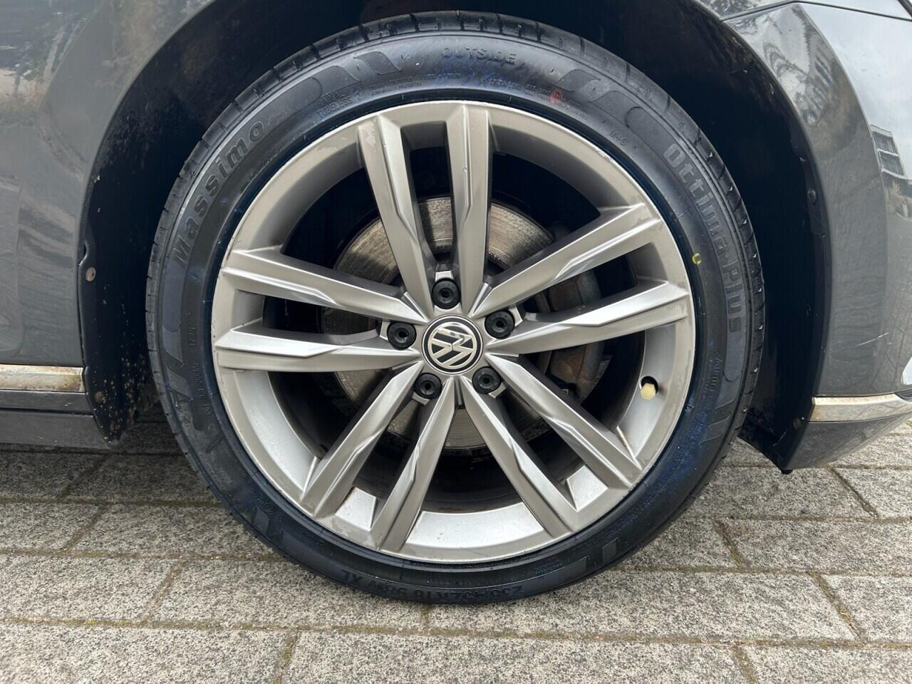 Volkswagen Passat view 39