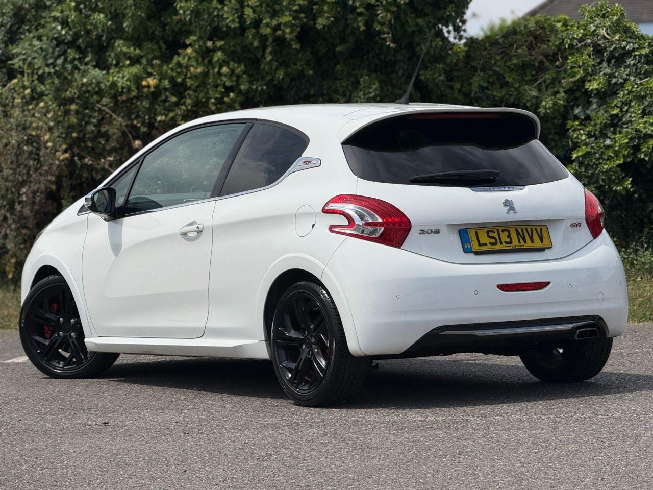Peugeot 208 view 2
