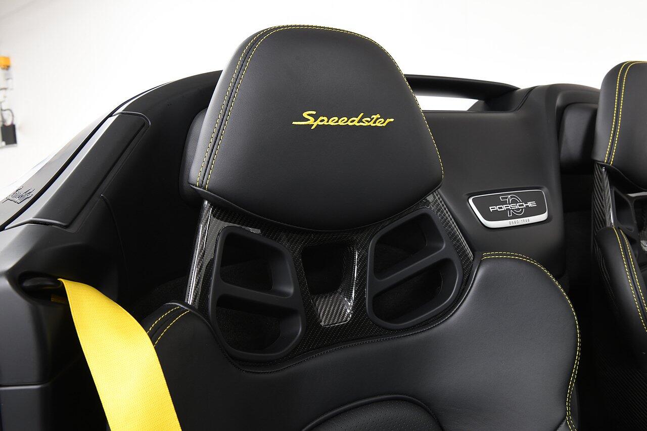 Porsche 911 view 9