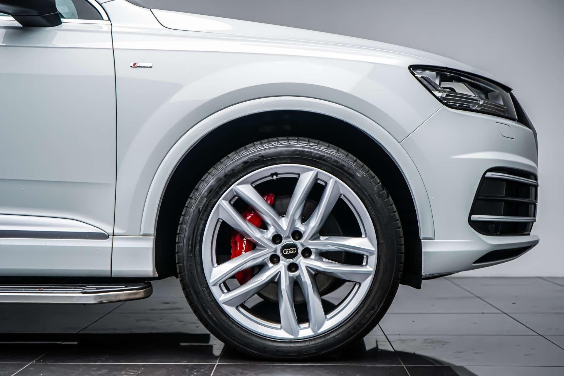 Audi Q7 view 10