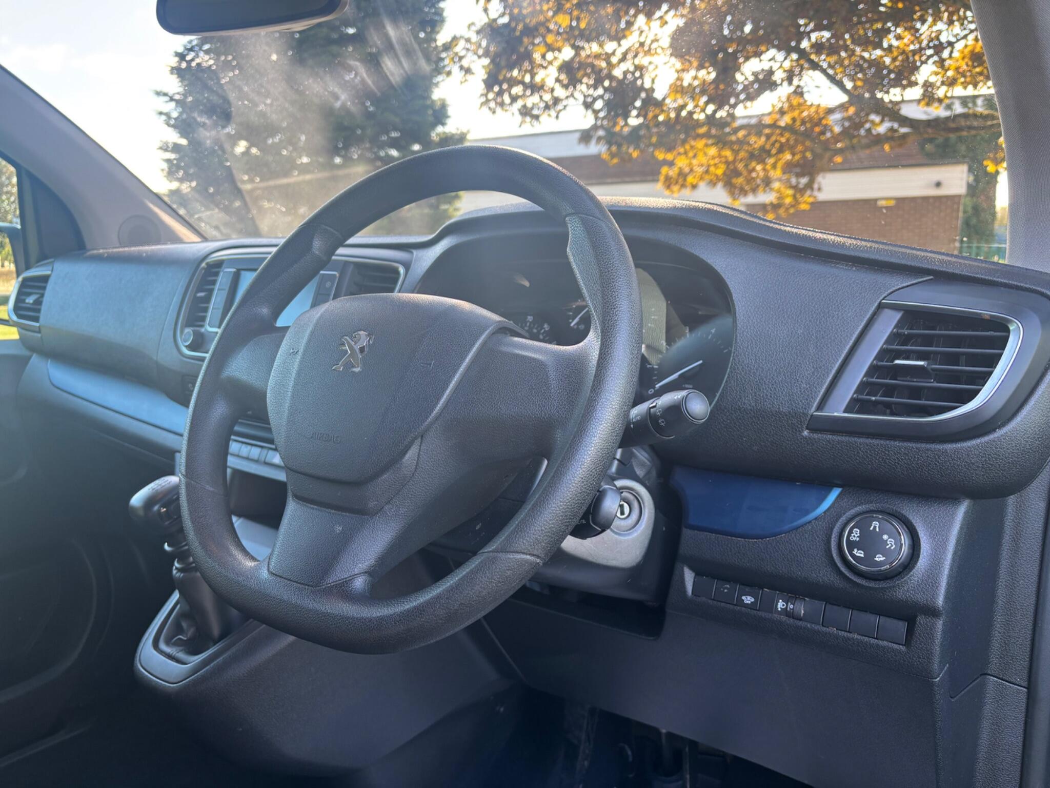 Peugeot Traveller view 9
