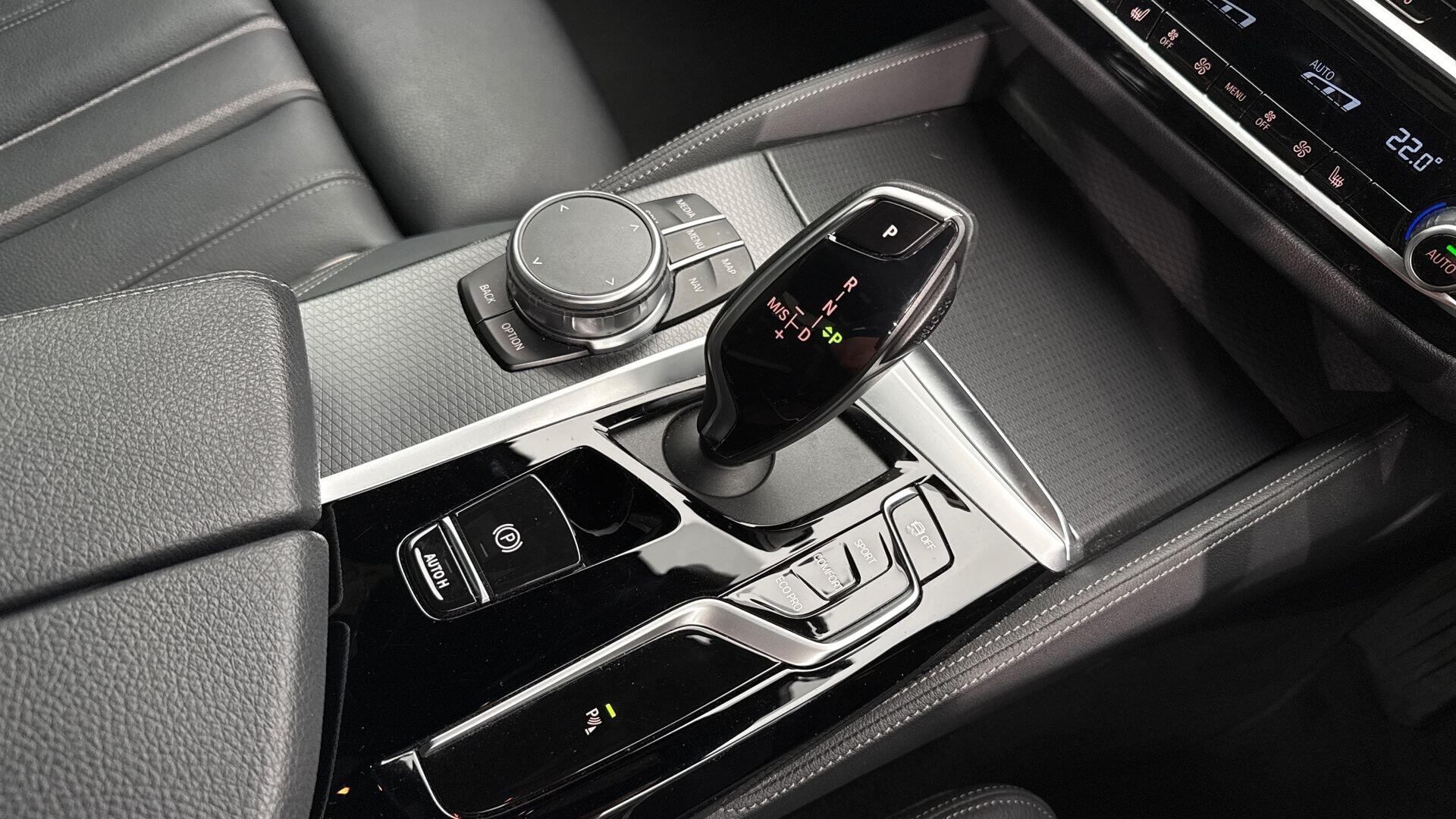 BMW 5 Series view 10