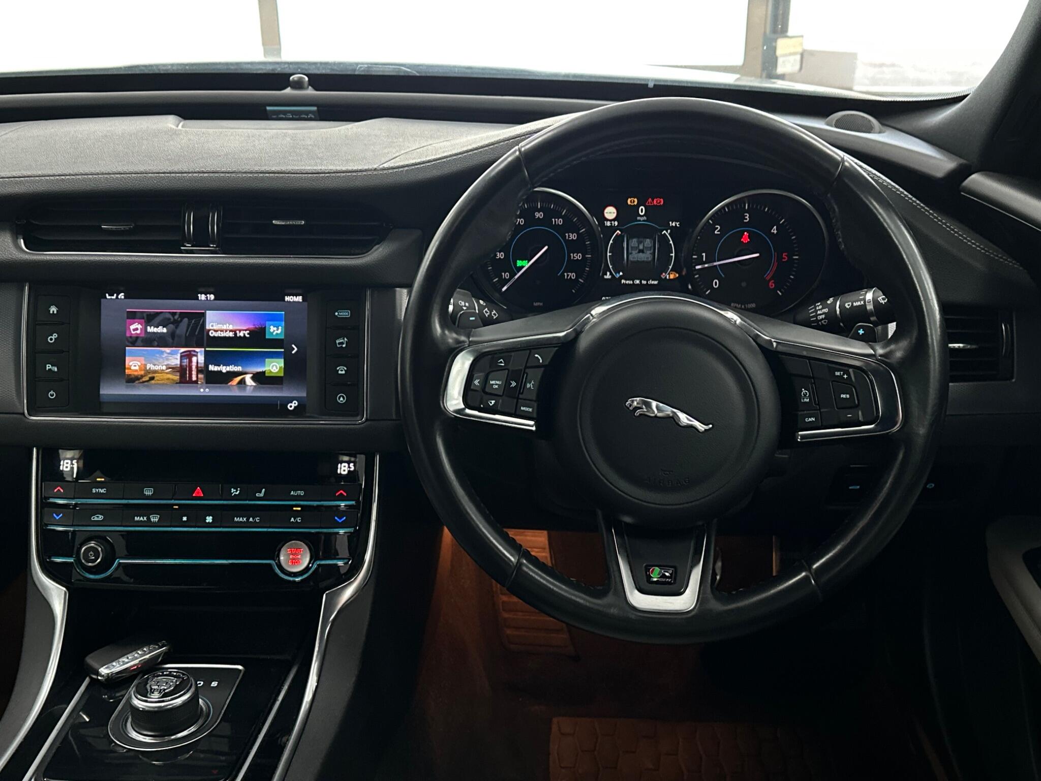 Jaguar XF view 16