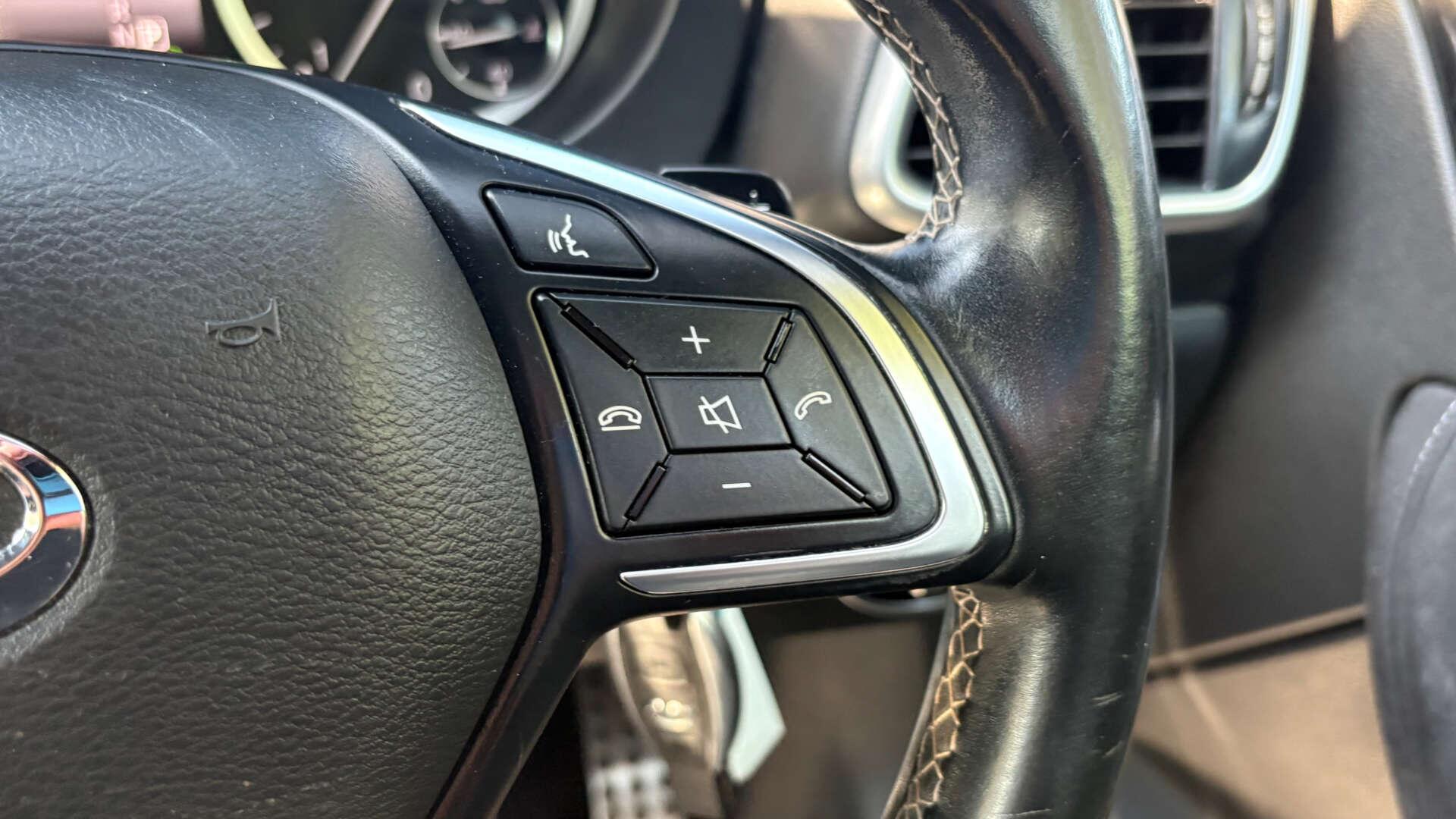 Infiniti Q30 view 18