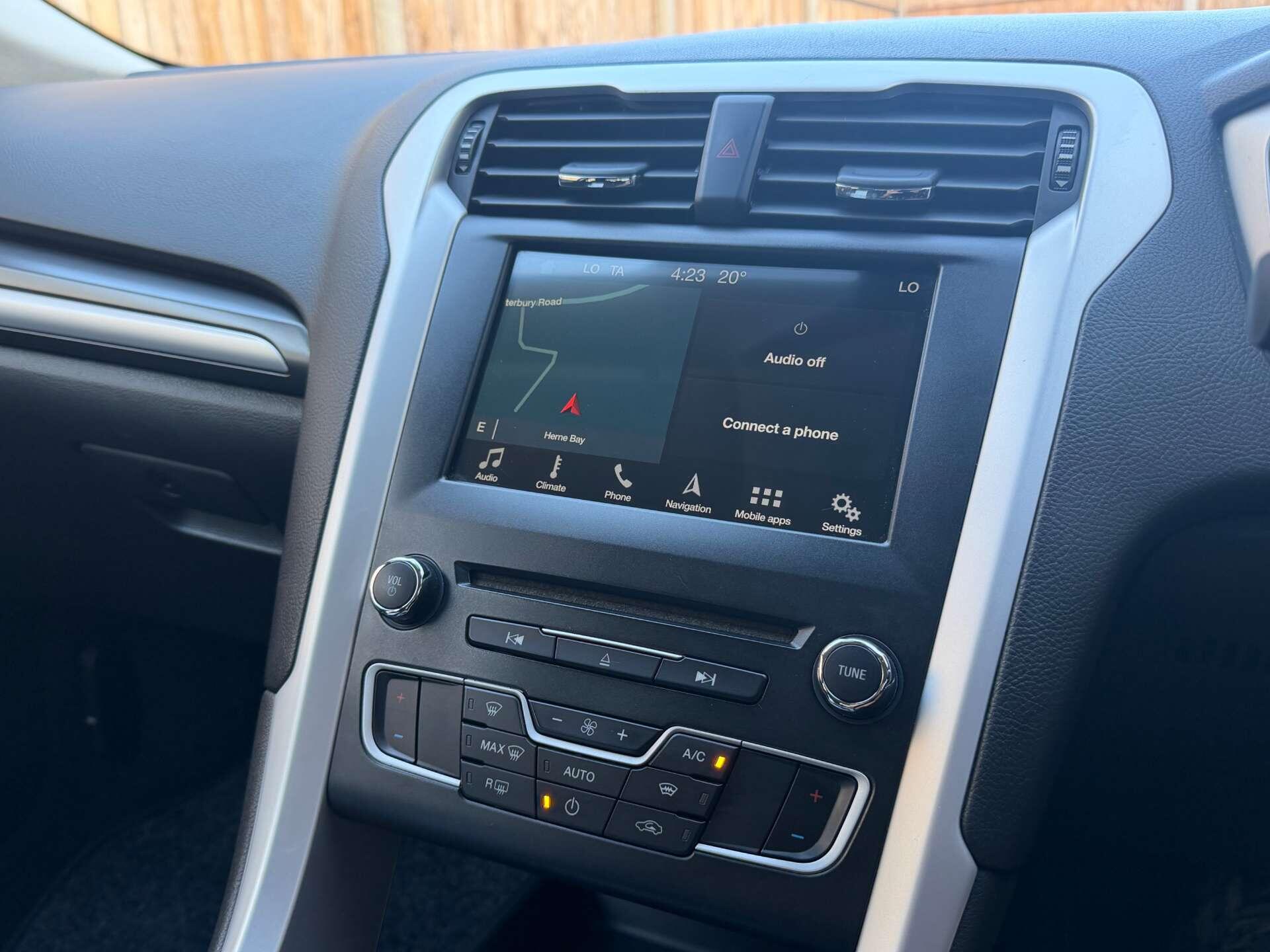 Ford Mondeo view 3
