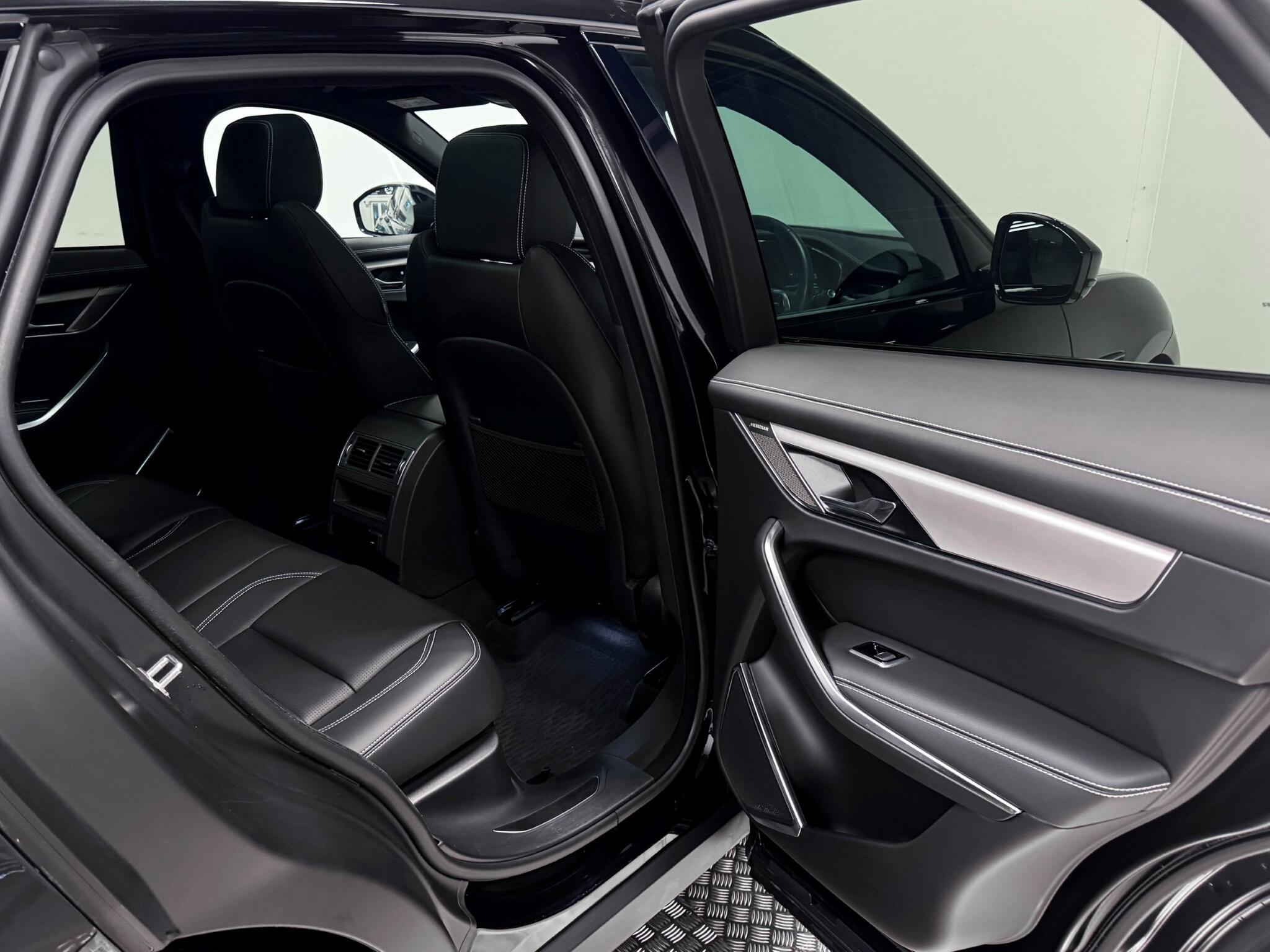 Jaguar F-Pace view 9