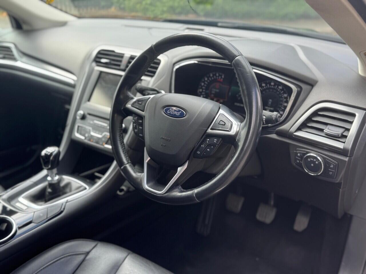 Ford Mondeo view 14