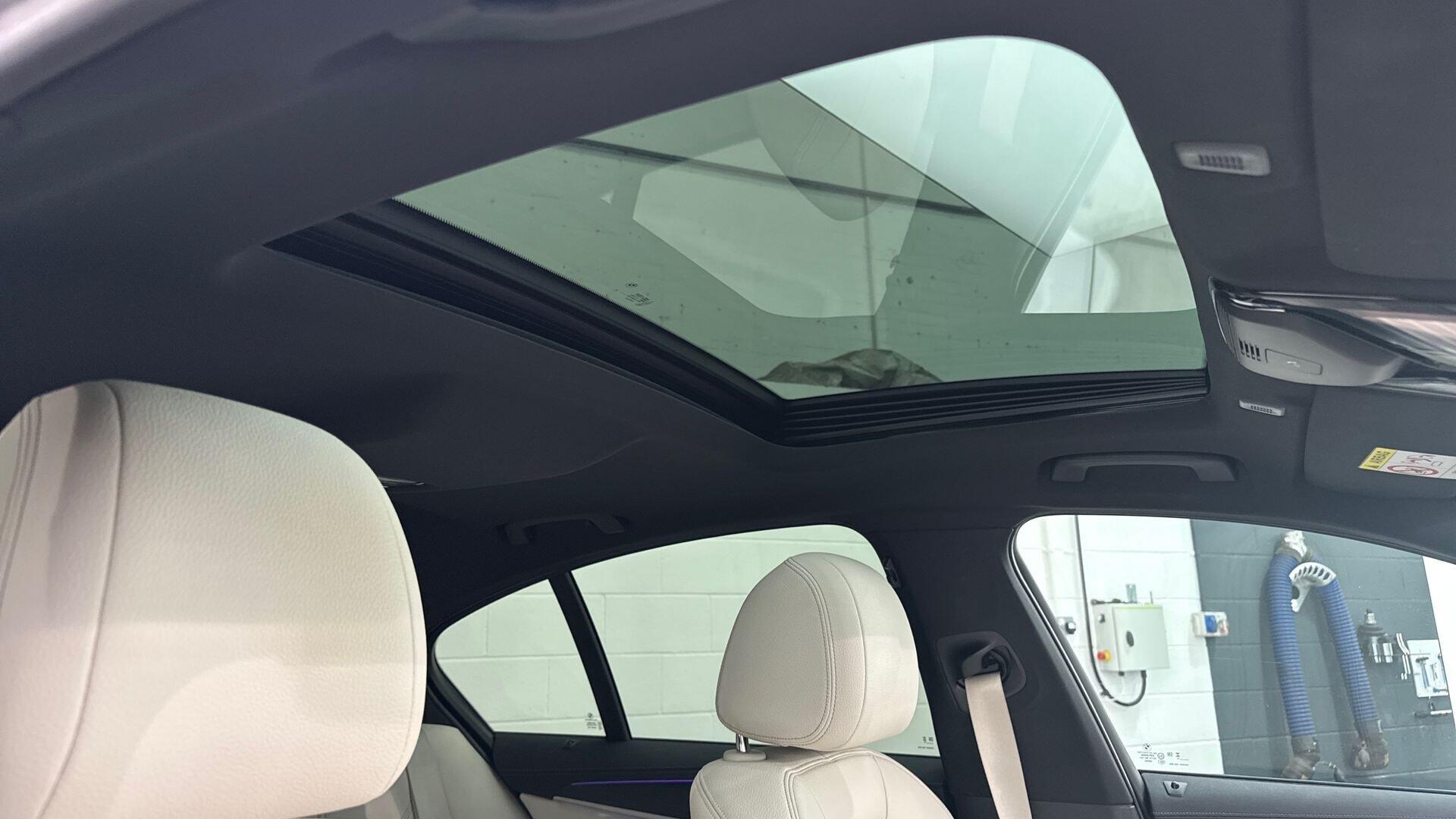 BMW 5 Series view 22