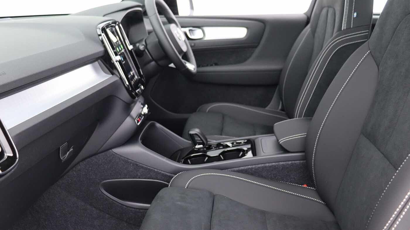 Volvo XC40 view 40