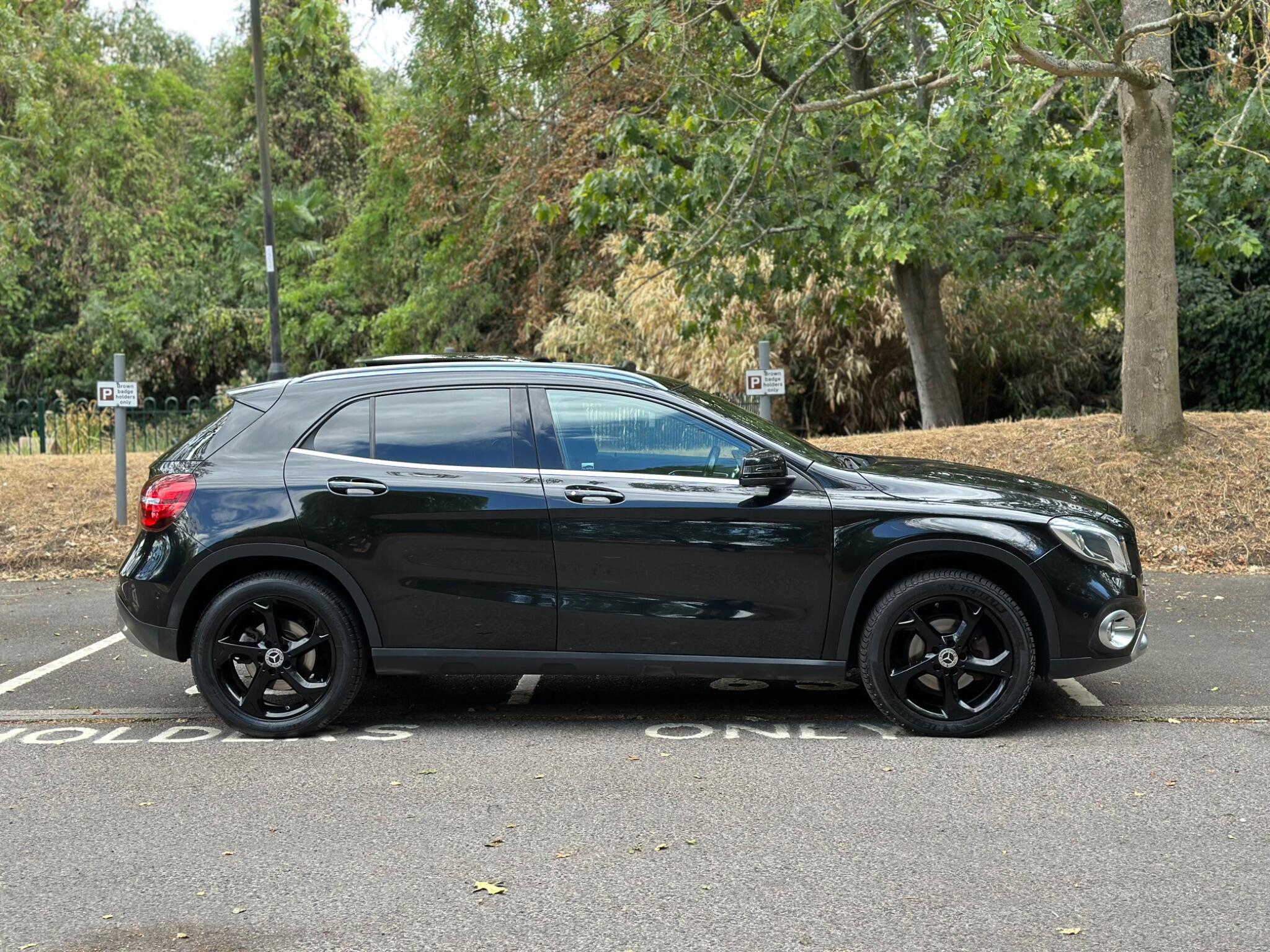 Mercedes-Benz Gla view 3