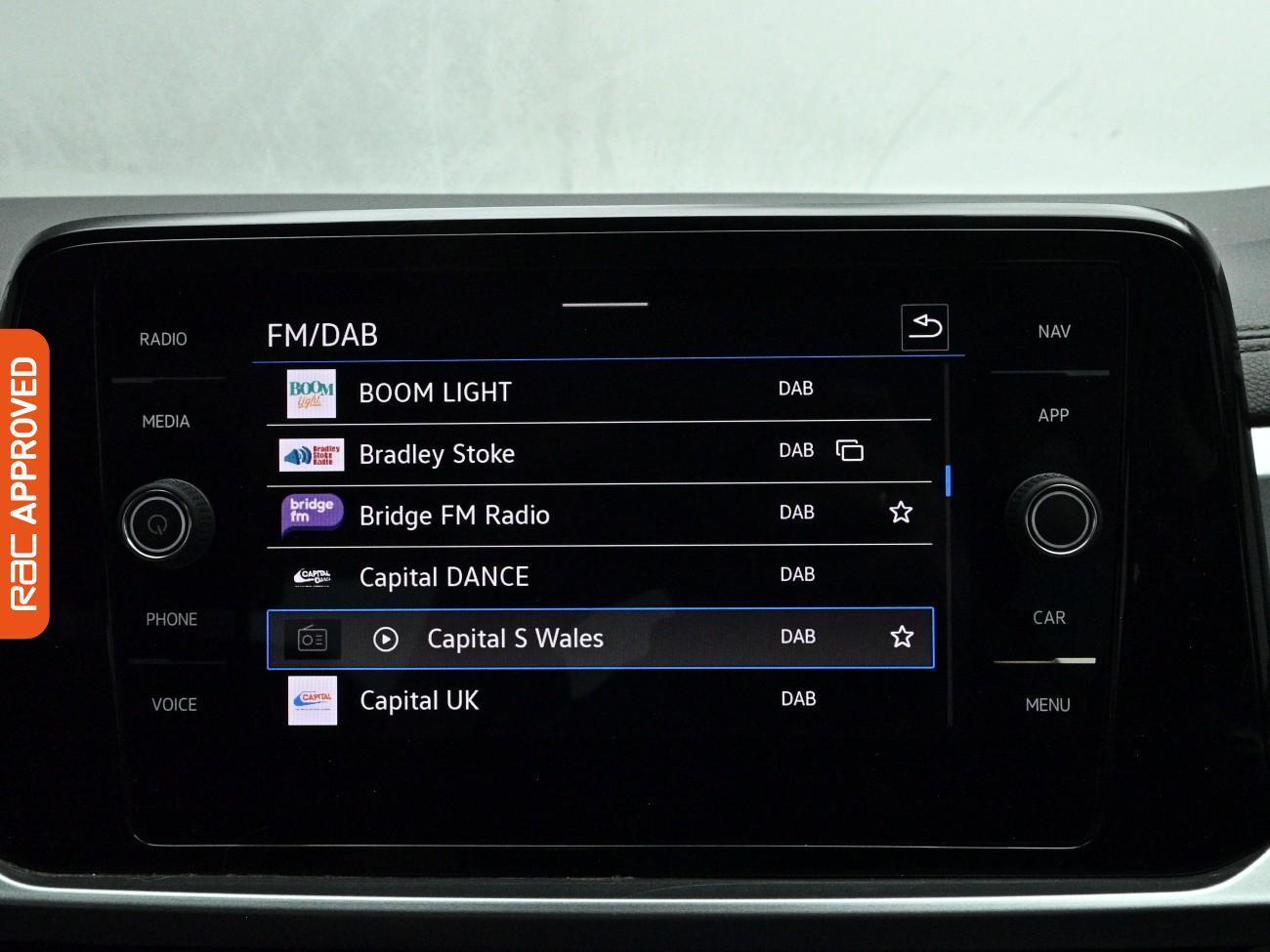 Volkswagen T-Roc view 17