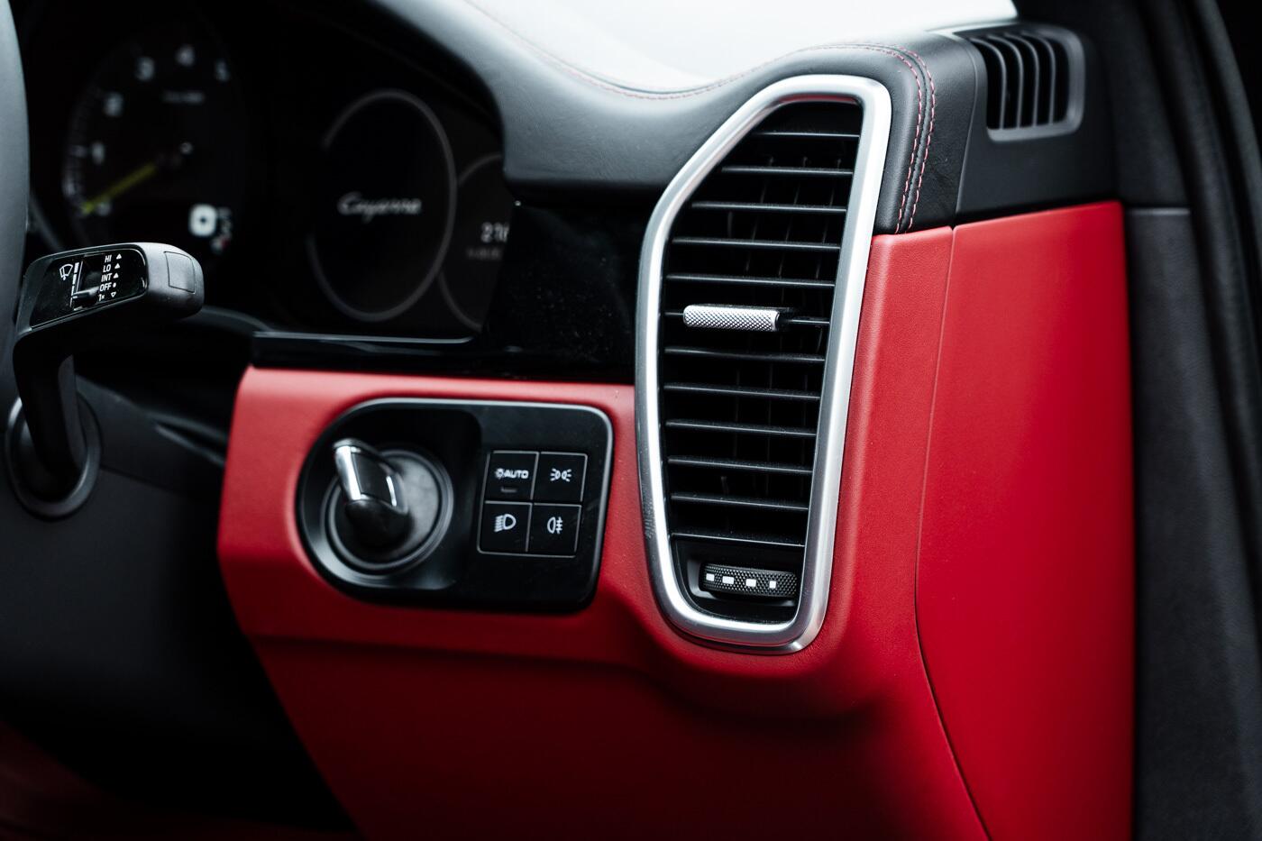 Porsche Cayenne view 36