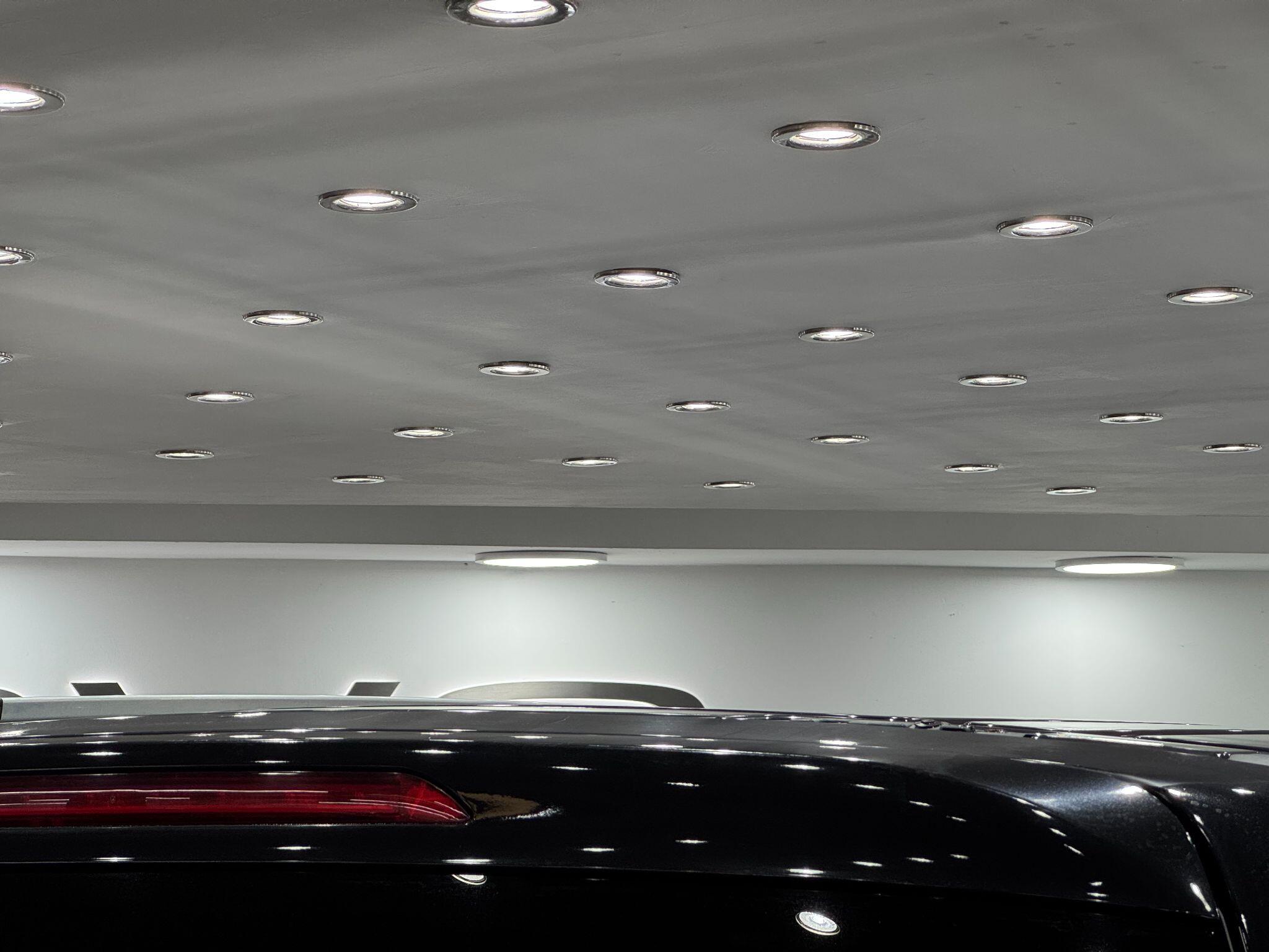Mercedes-Benz V-Class view 25