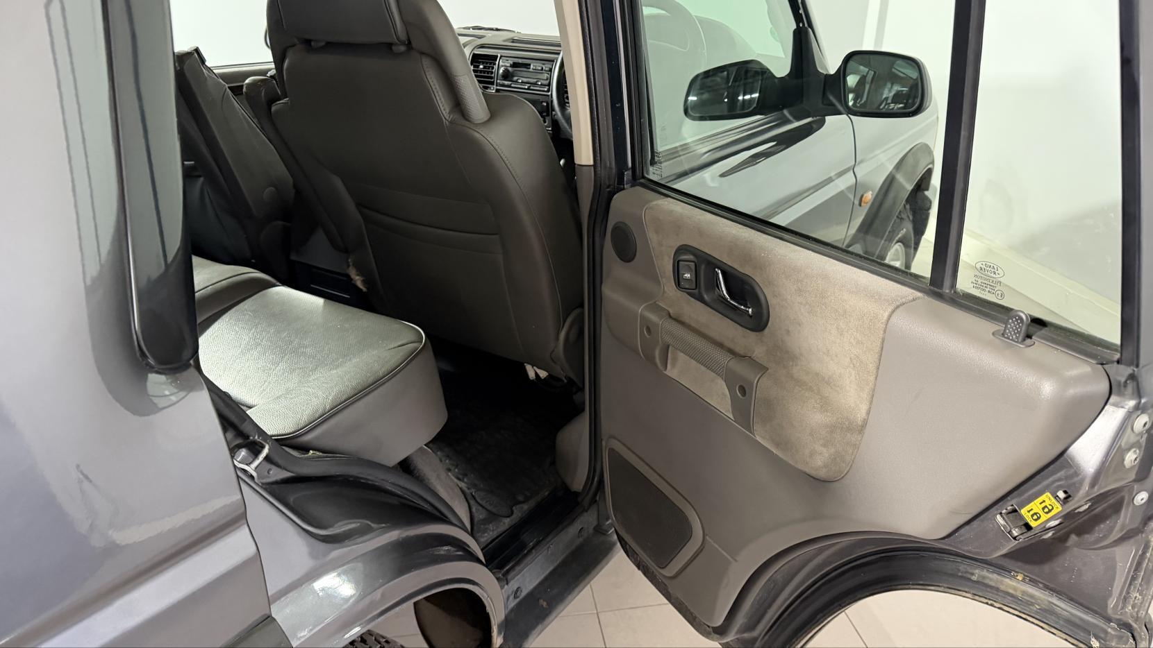 Land Rover Discovery 4 view 18