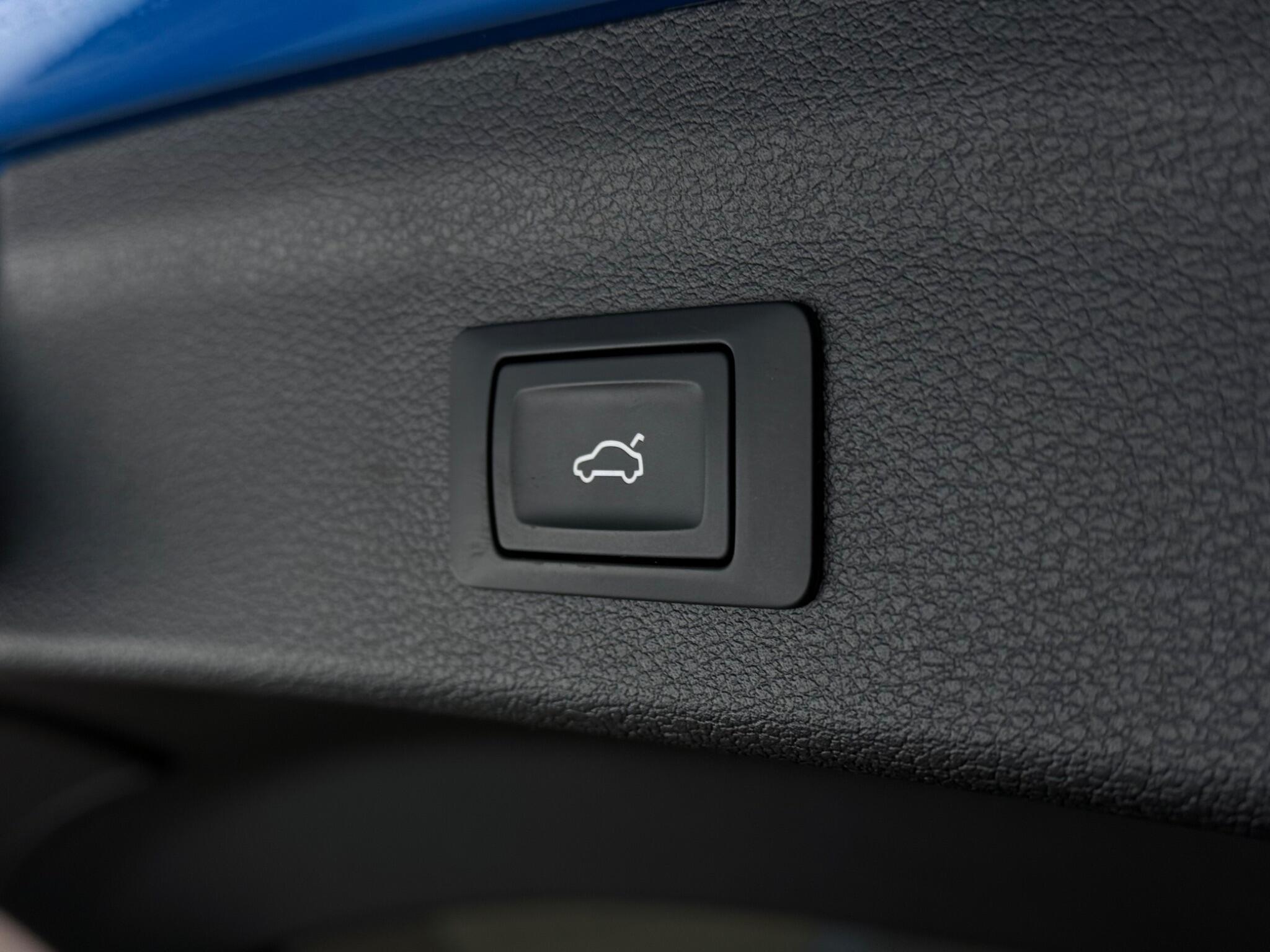 Audi Q3 view 11