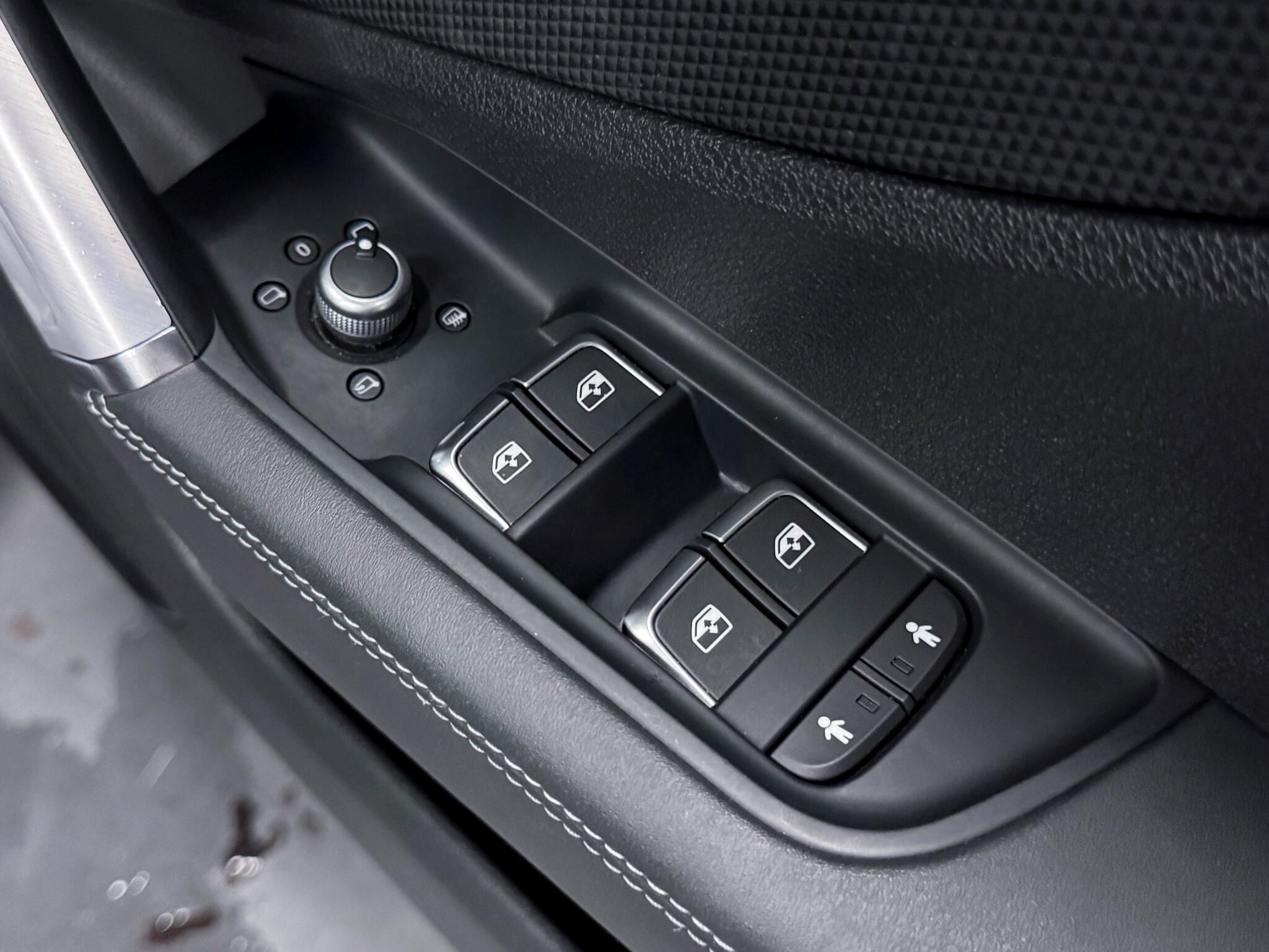 Audi SQ2 view 27