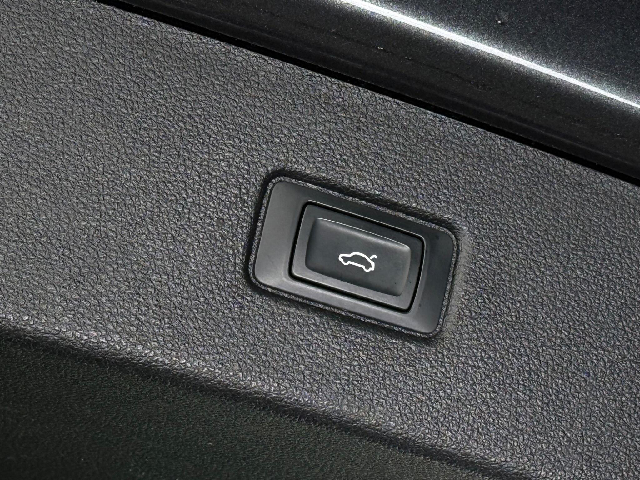 Audi Q7 view 12