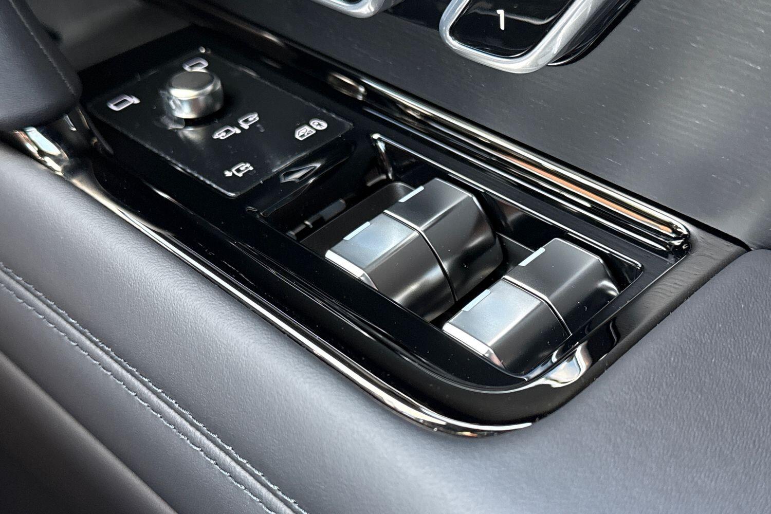 Land Rover Range Rover Sport view 32