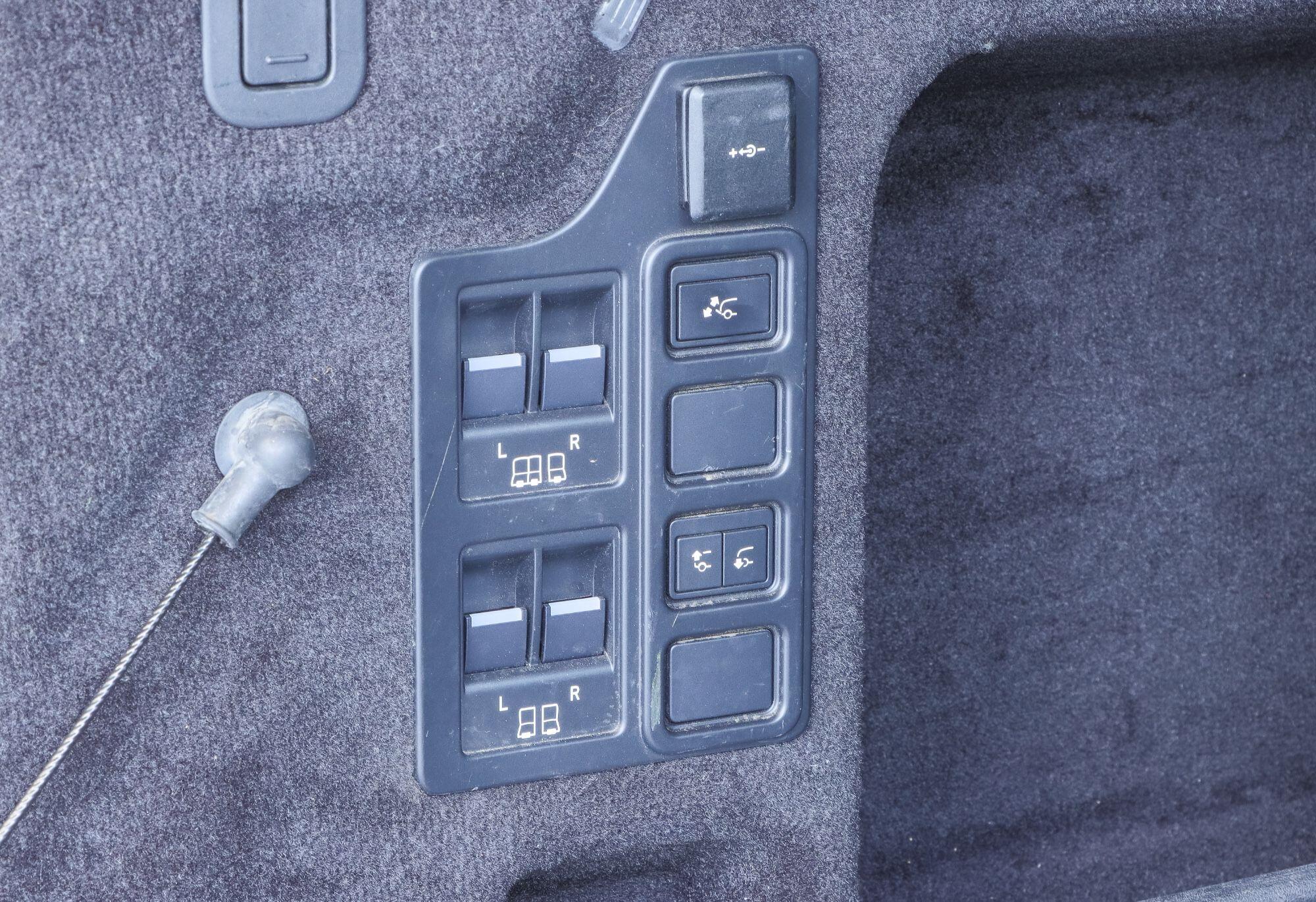 Land Rover Discovery view 4