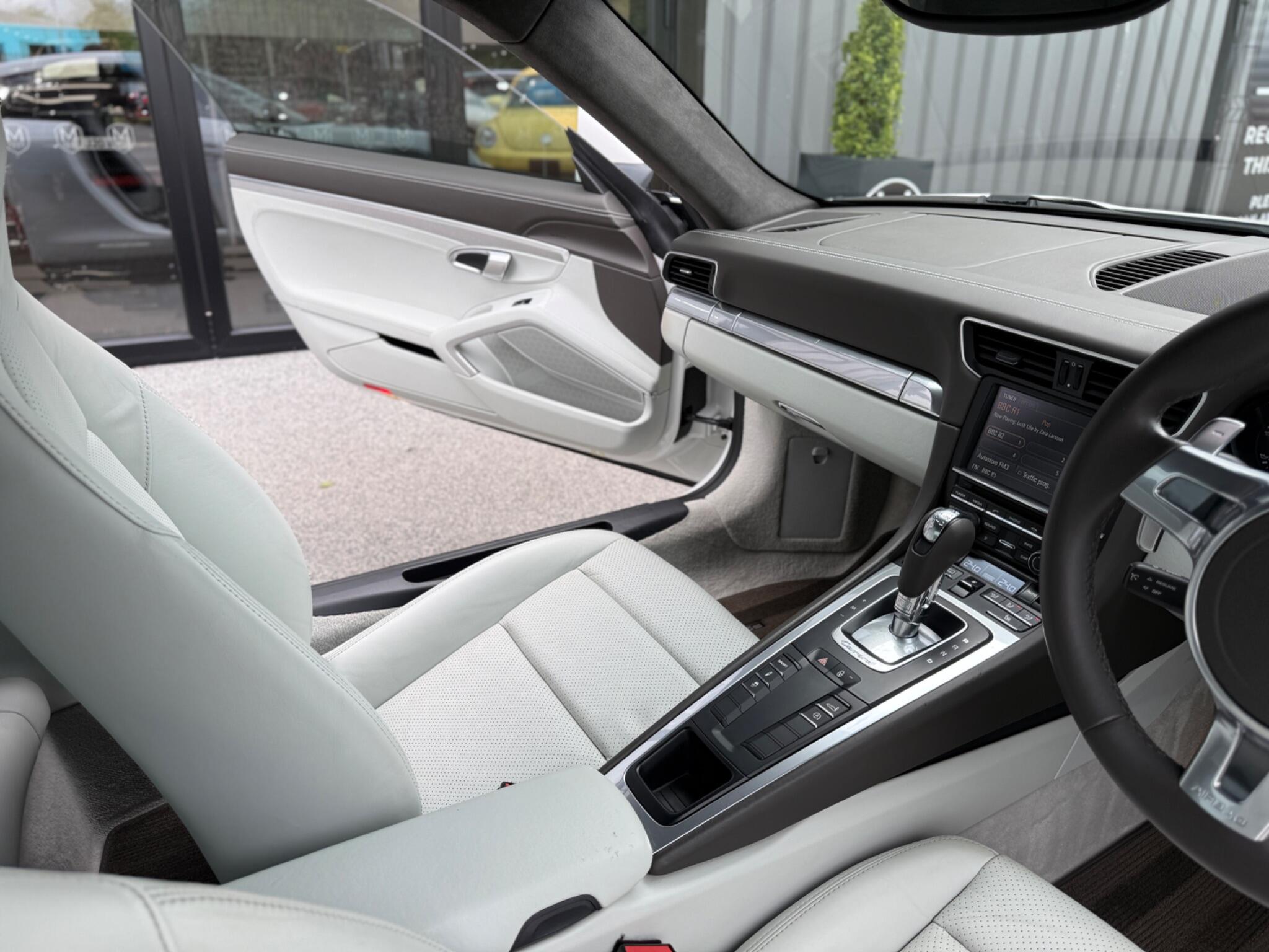 Porsche 911 view 24