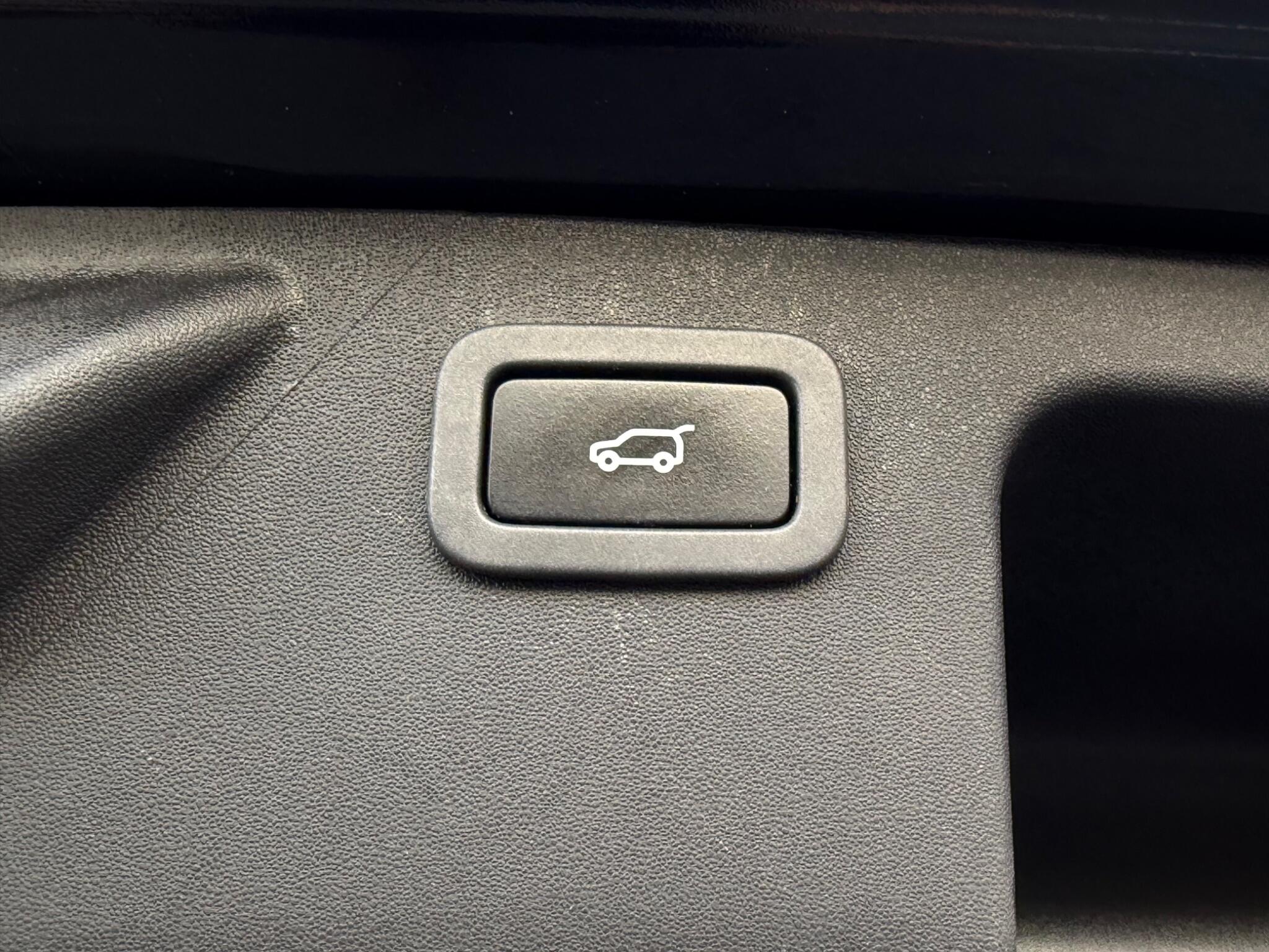 Land Rover Discovery Sport view 22
