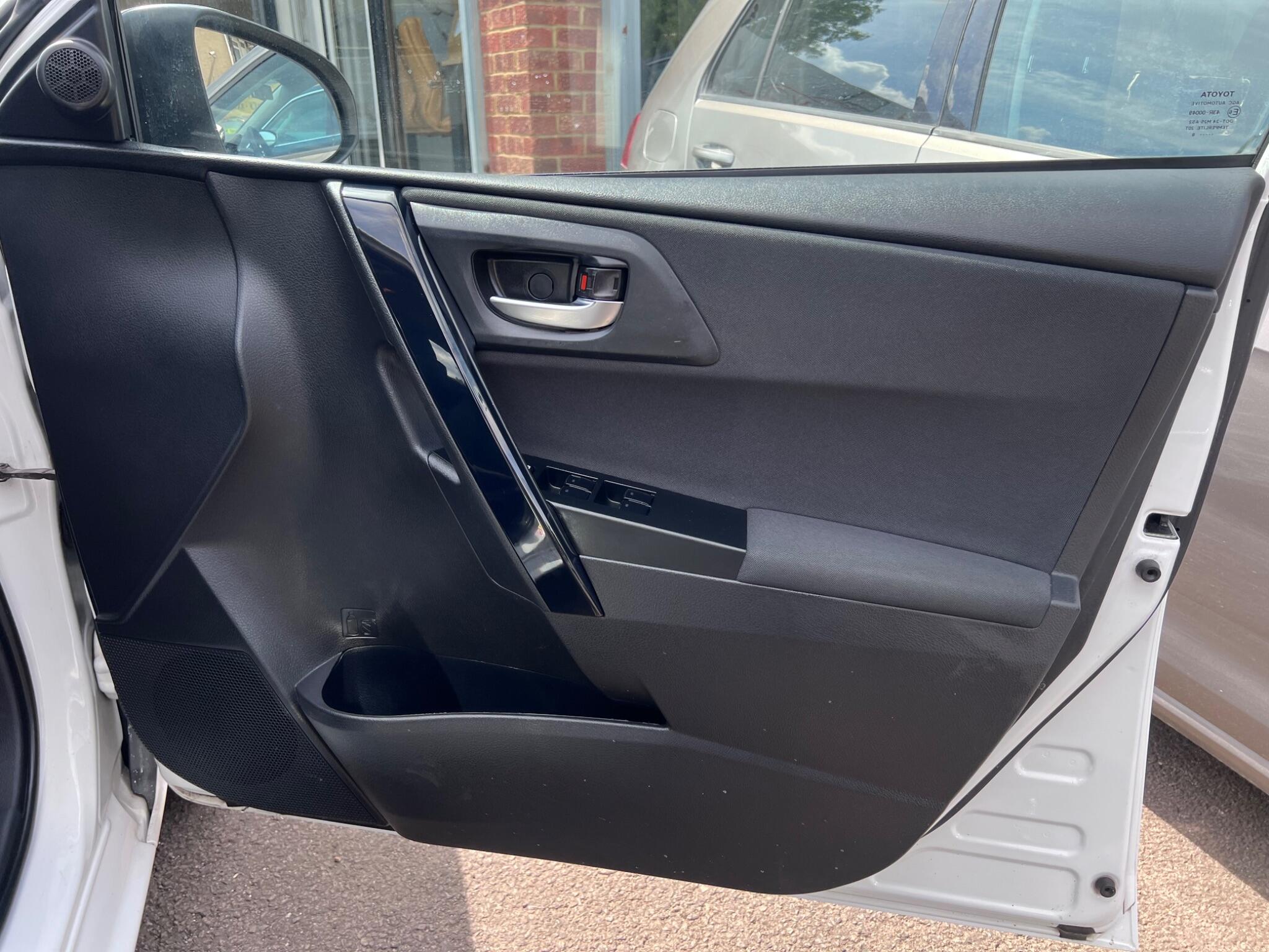 Toyota Auris view 16