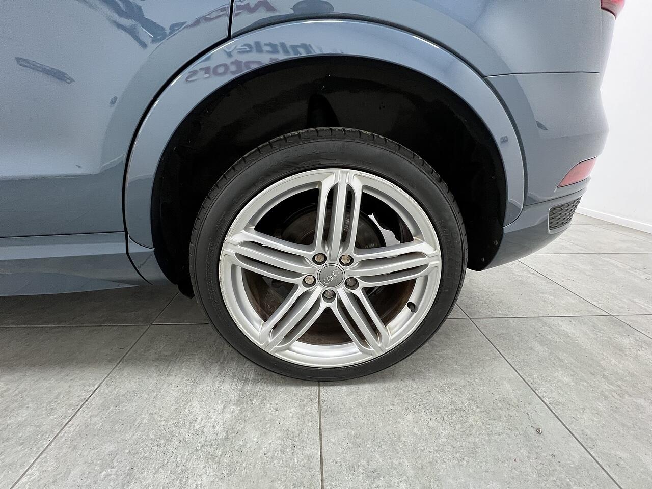 Audi Q3 view 20