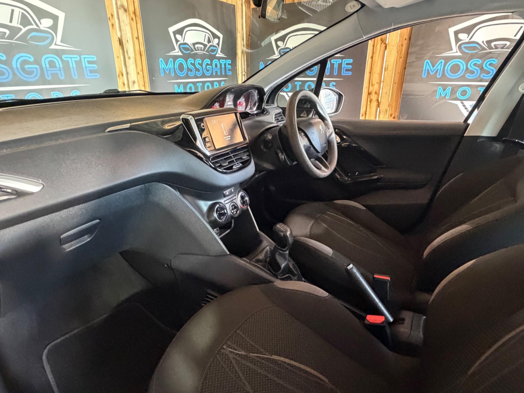 Peugeot 208 view 17