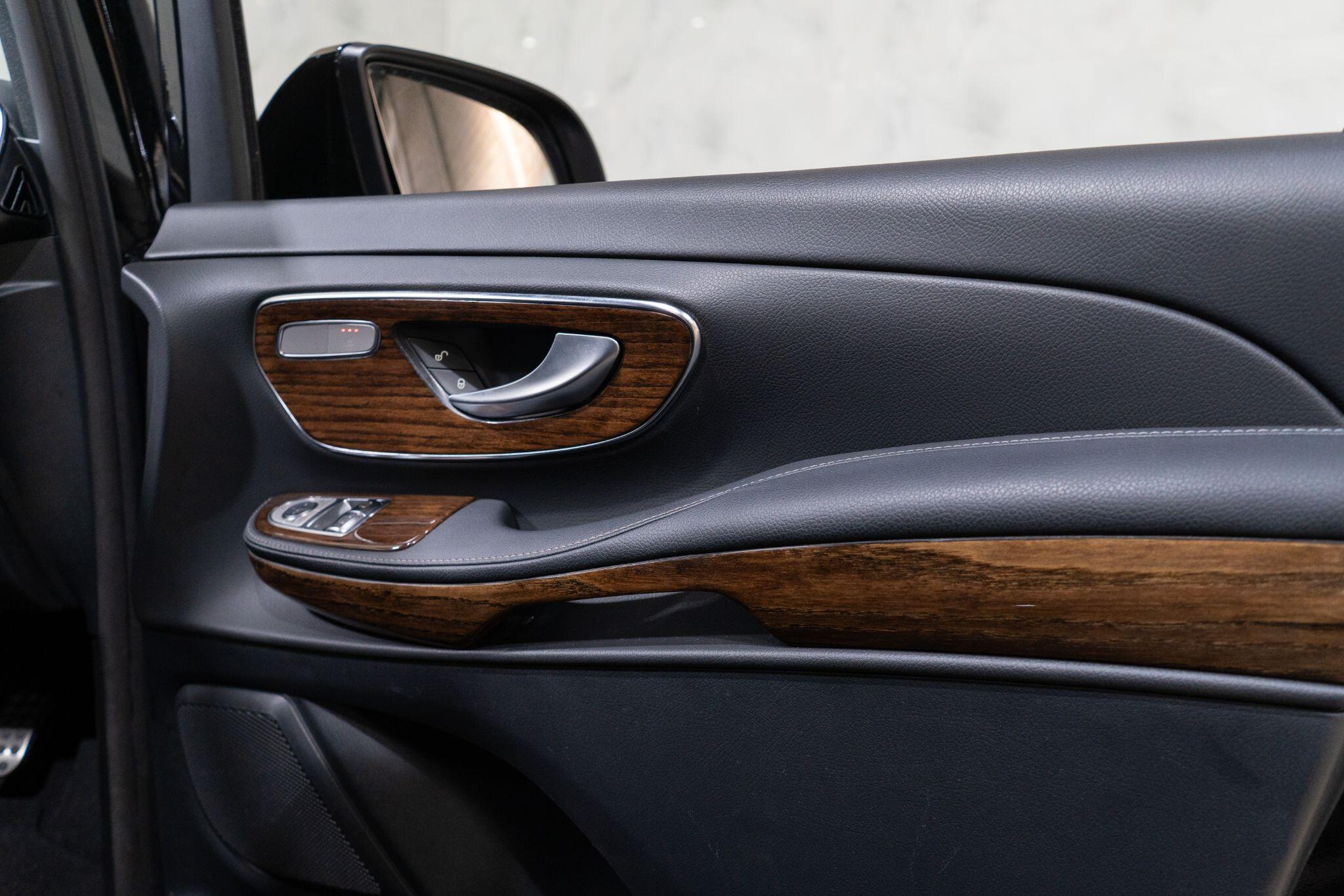 Mercedes-Benz V-Class view 35