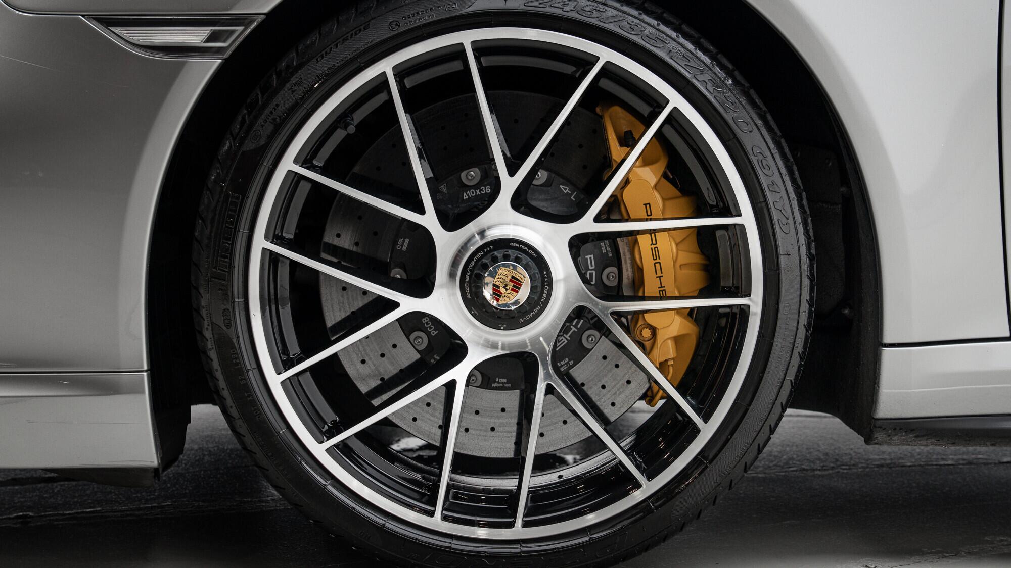 Porsche 911 view 17