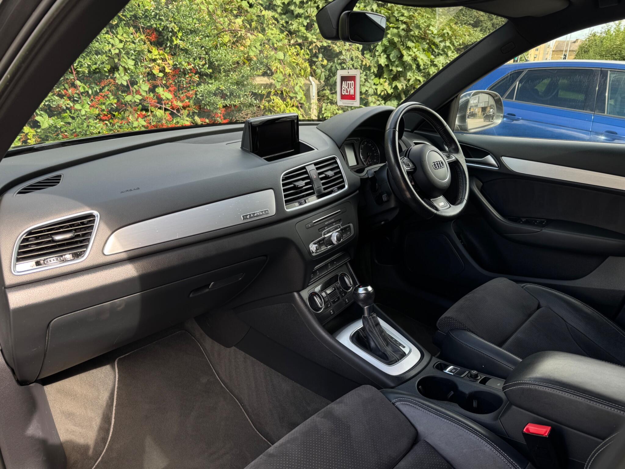 Audi Q3 view 15