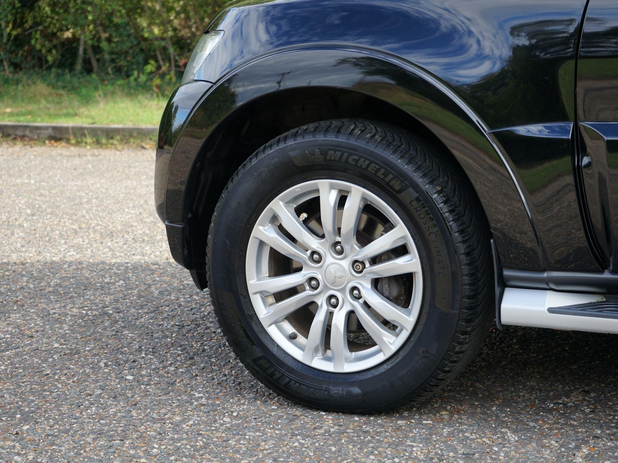 Mitsubishi Shogun view 5