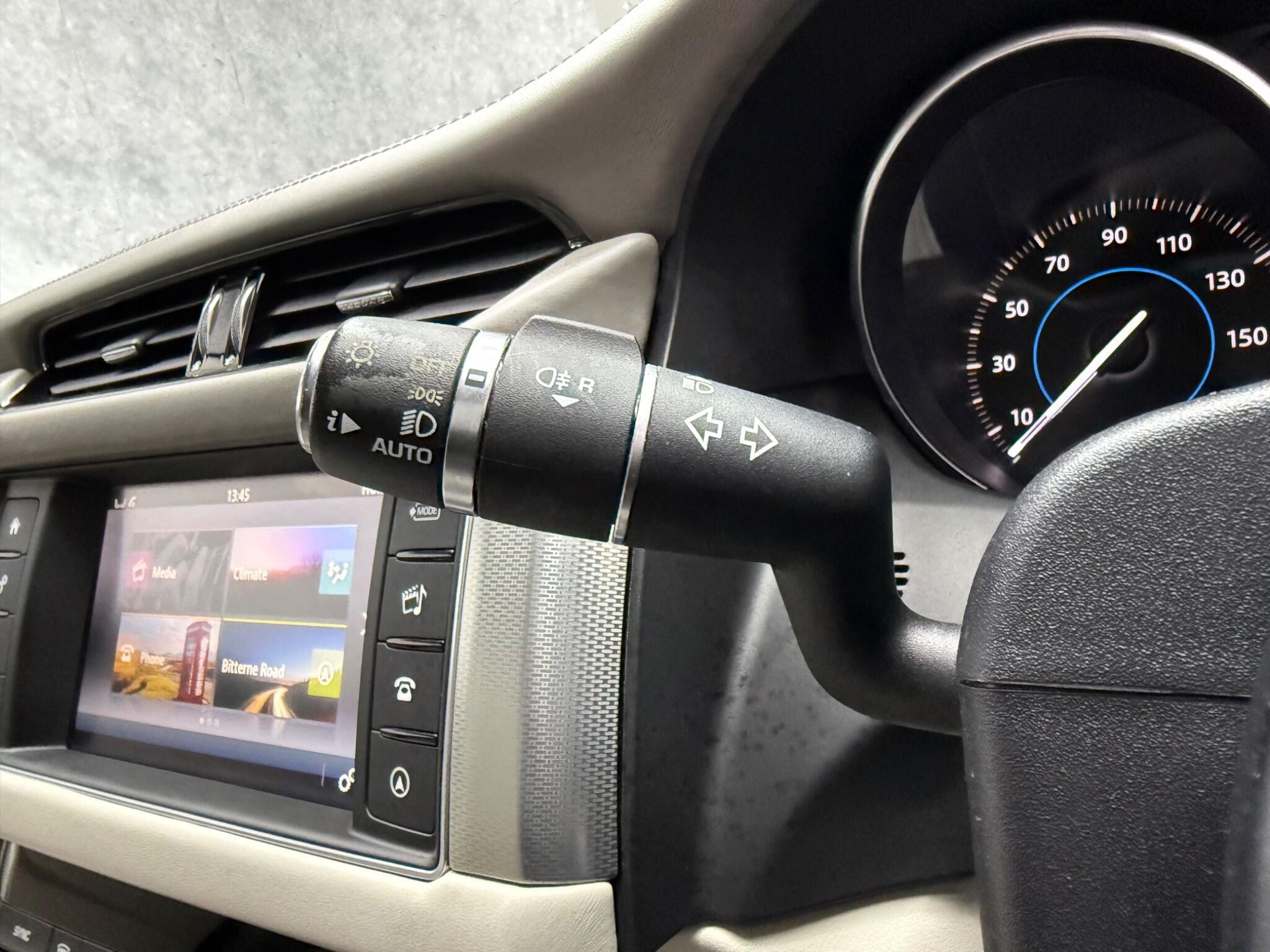 Jaguar XF view 24