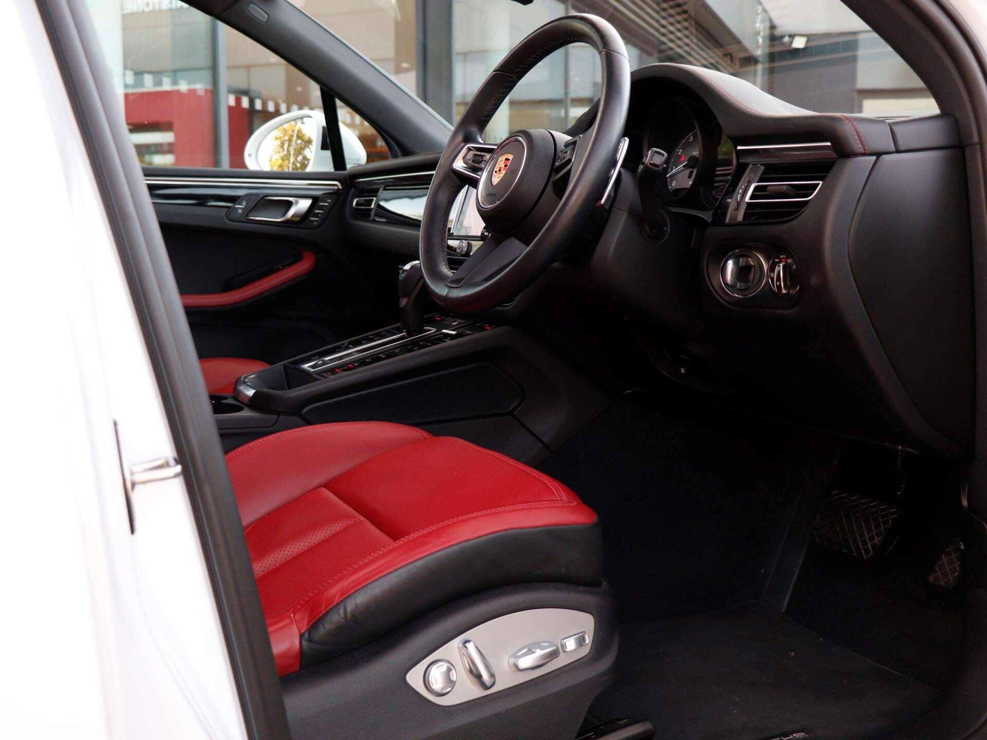 Porsche Macan view 11